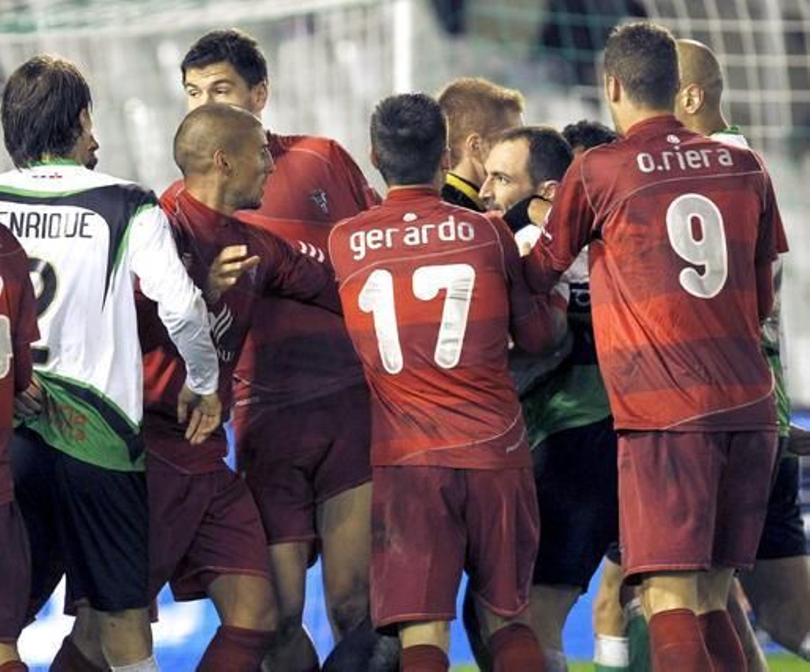 Los jugadores del Córdoba y el Racing protagonizan una tangana. / EFE