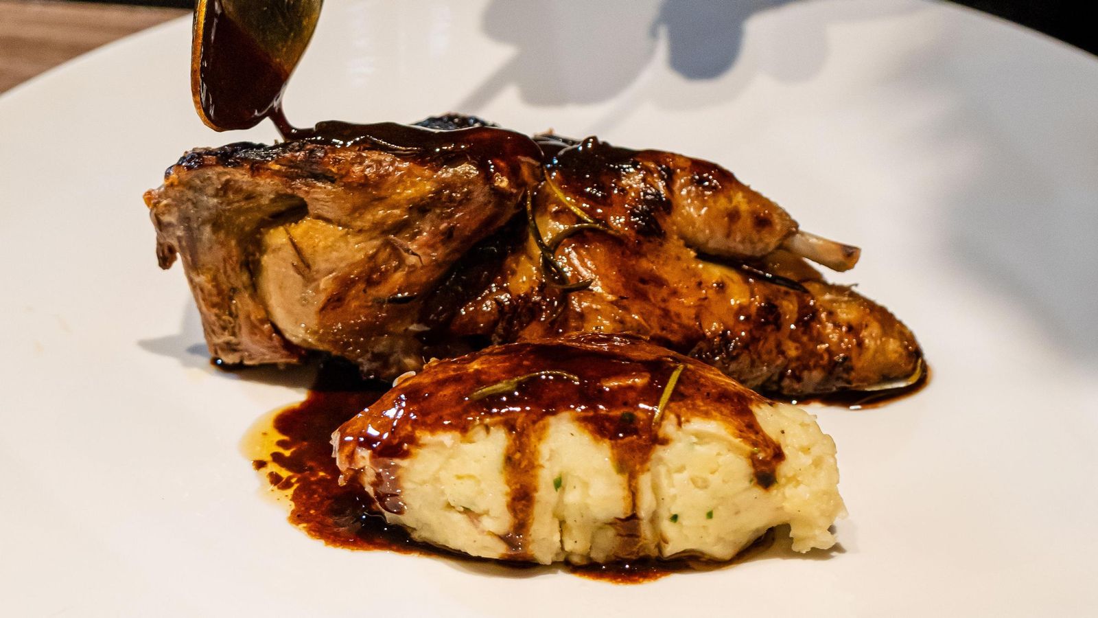 Pichon en dos cocciones con patata y demi glace trufada.