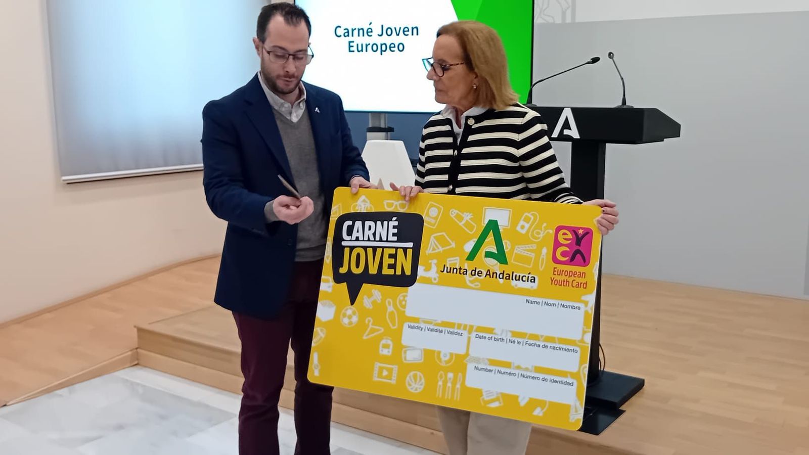 La delegada Matilde Ortiz junto al responsable del Instituto Andaluz de la Juventud, José Luis de la Torre