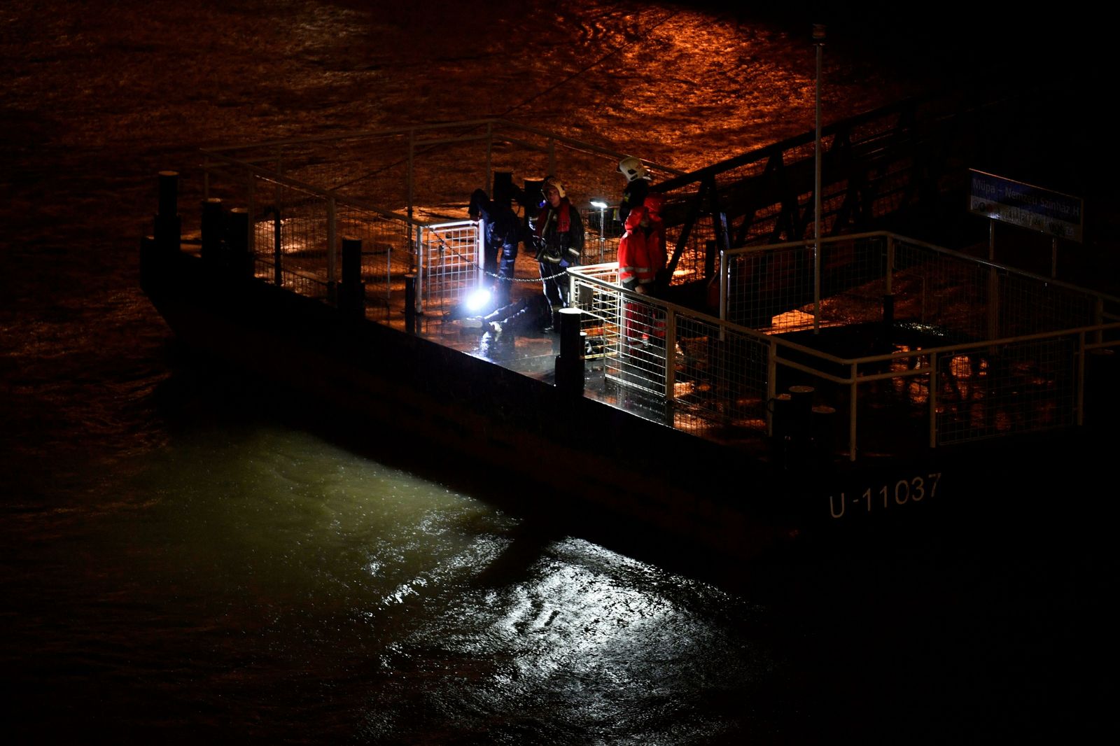 El rescate de las víctimas del naufragio de un barco turístico en el Danubio, en imágenes