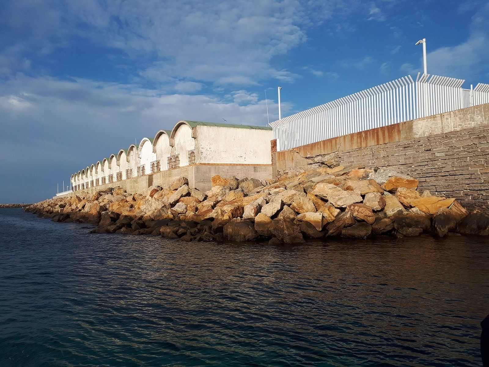 Talud exterior del contradique del Puerto de Tarifa.