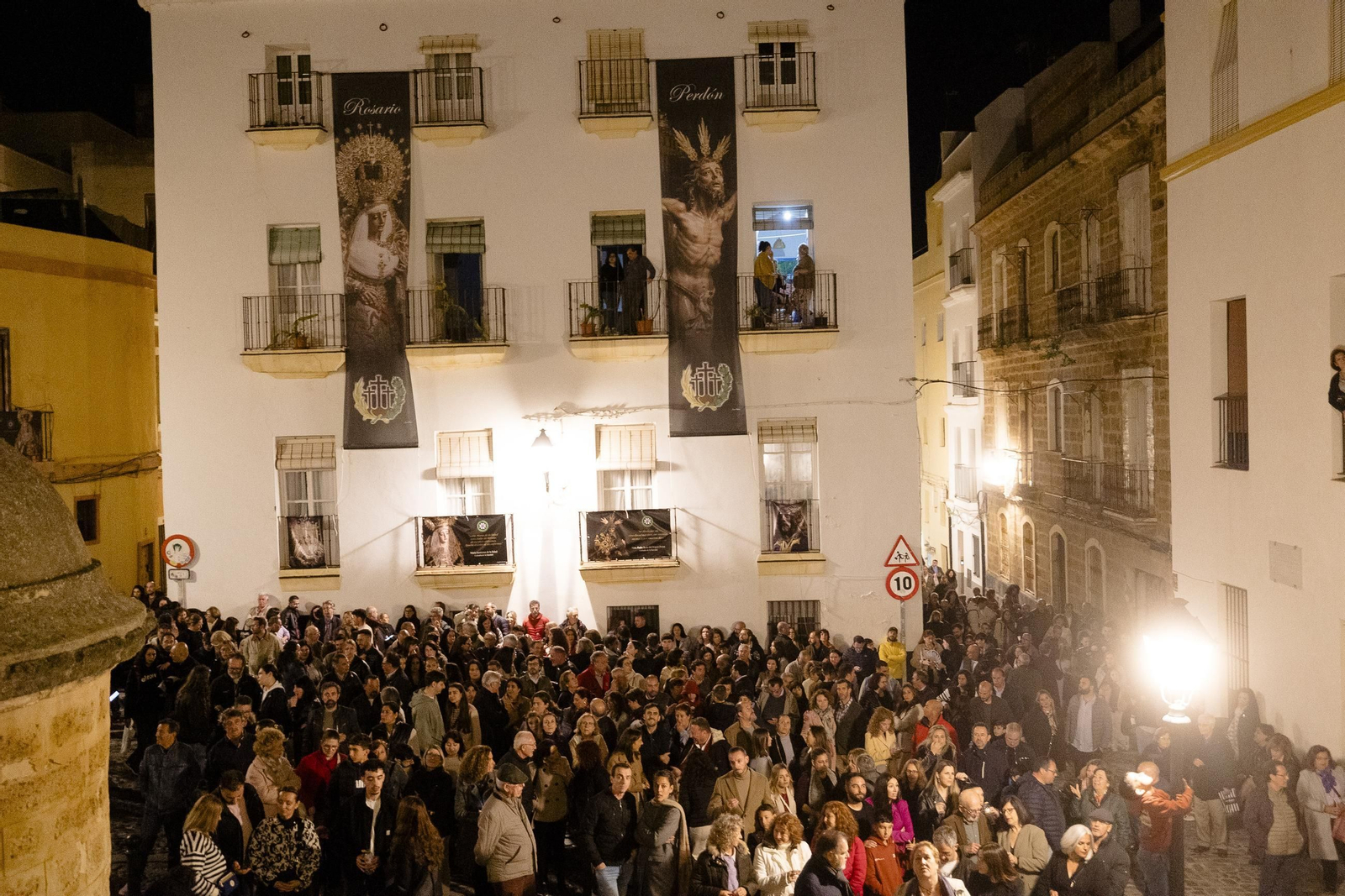 Imágenes de la salida del Perdón en la Semana Santa de Cádiz 2025