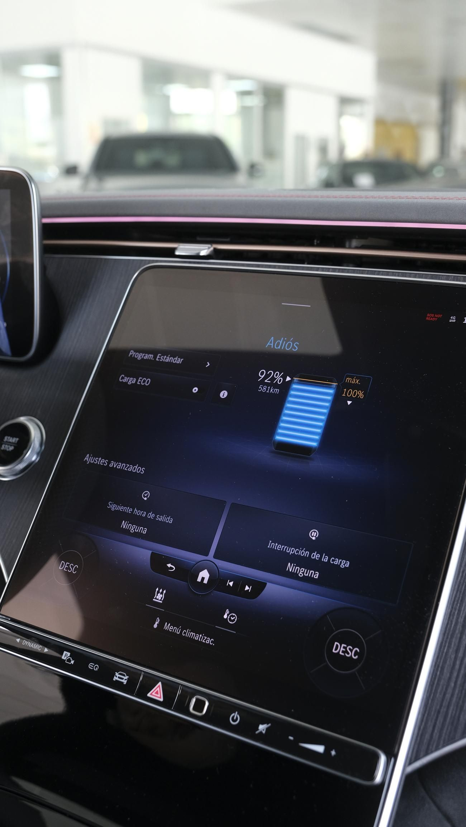 Imágenes de la presentación del Mercedes EQE en el concesionario Saveres, de Huércal de Almería