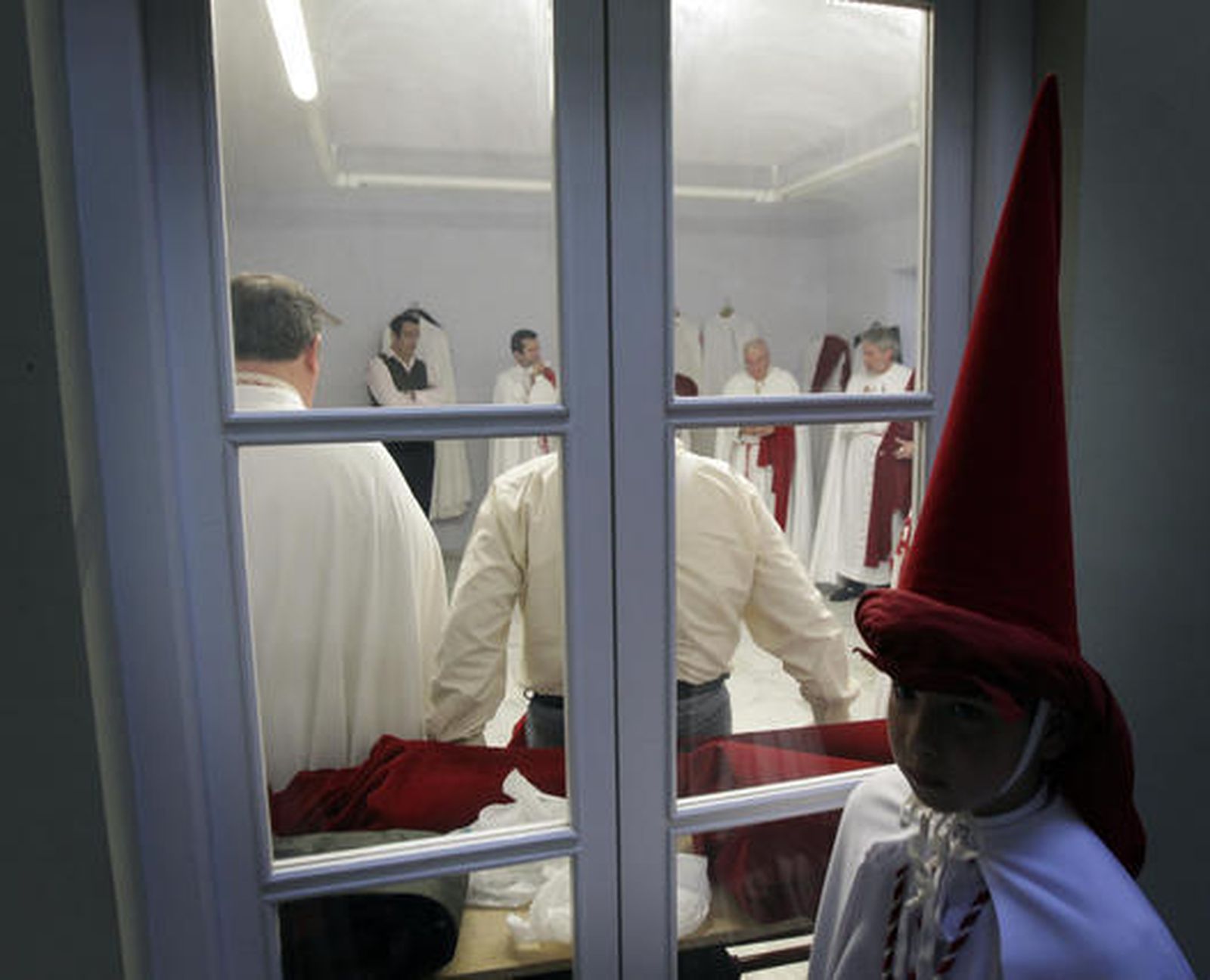 La junta de gobierno del Prendimiento reunida en el asilo San José tomando la decisión del día, salir o no salir.  Foto: Miguel Angel Gonzalez