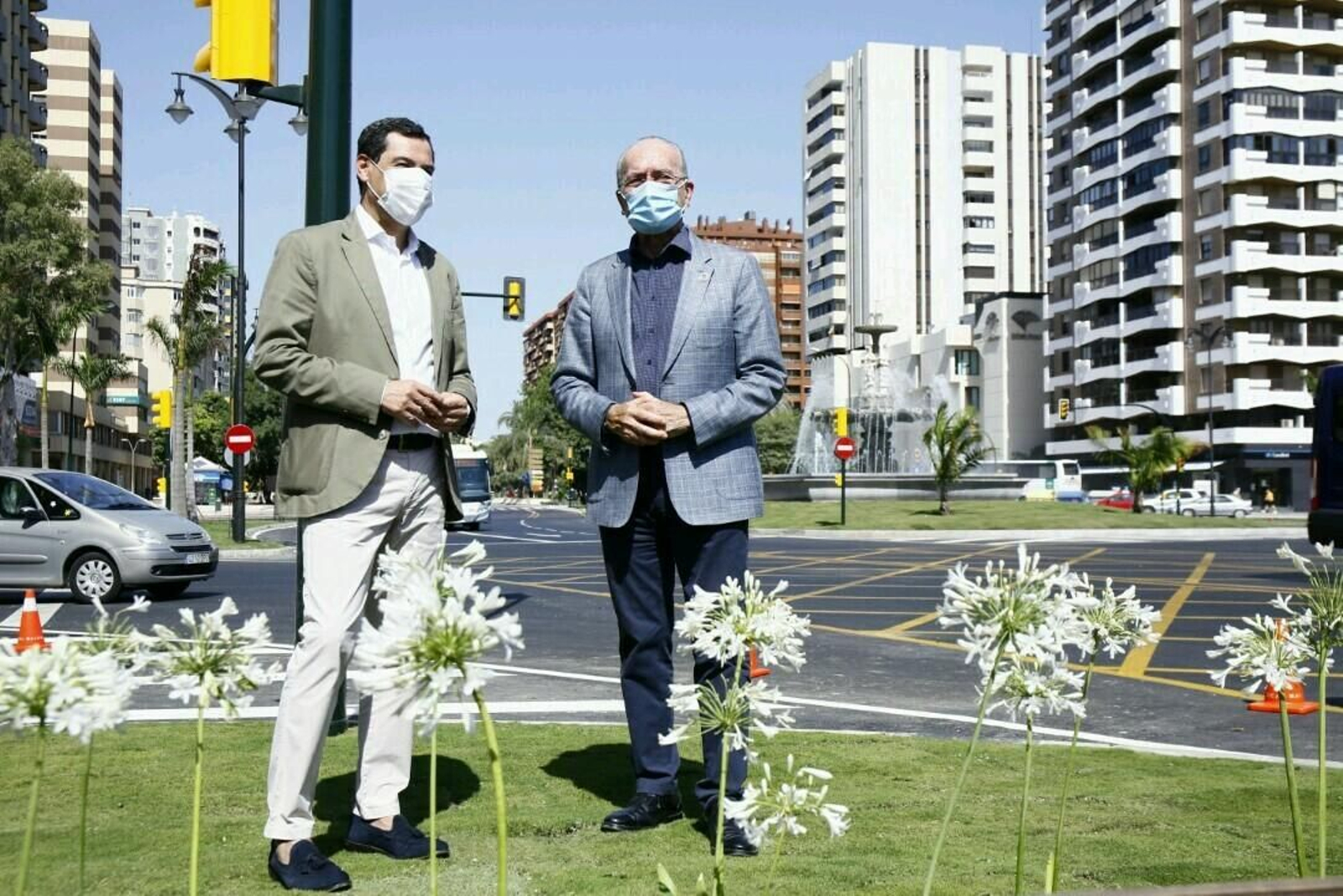 Juanma moreno y Francisco de la Torre, este viernes, en la avenida de Andalucía de Málaga.