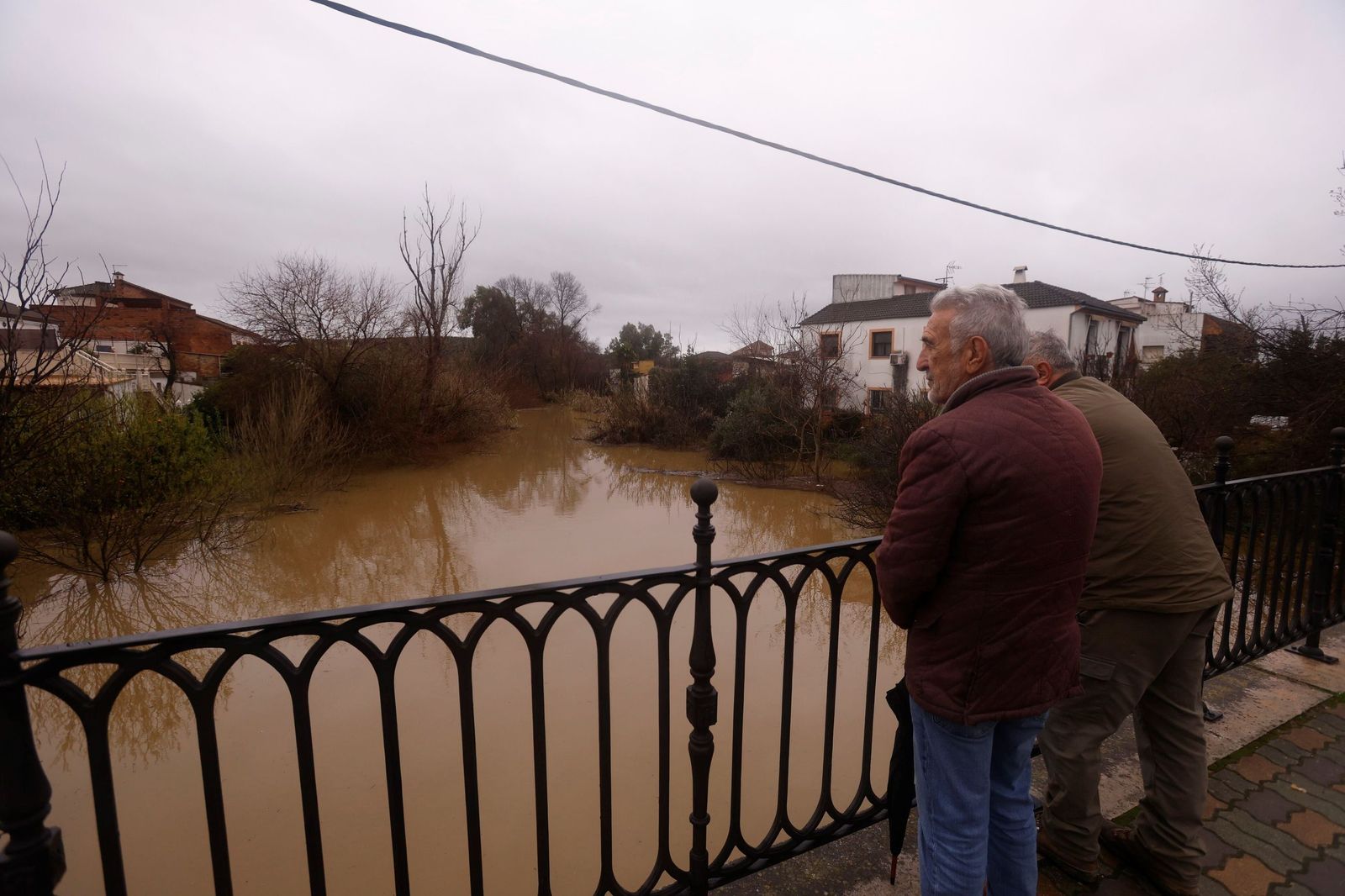 Los vecinos de Alcolea y de las parcelas de Guadalvalle siguen desalojando sus casas, en imágenes