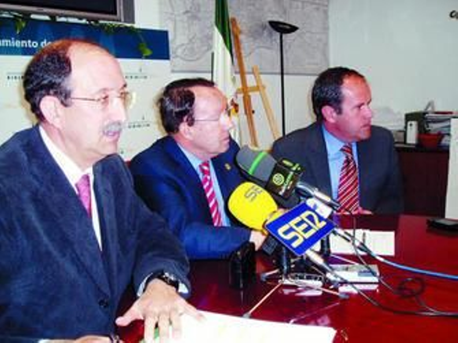 García Delgado y José Luis Bergillos en su comparecencia de ayer. García Delgado y José Luis Bergillos en su comparecencia de ayer.