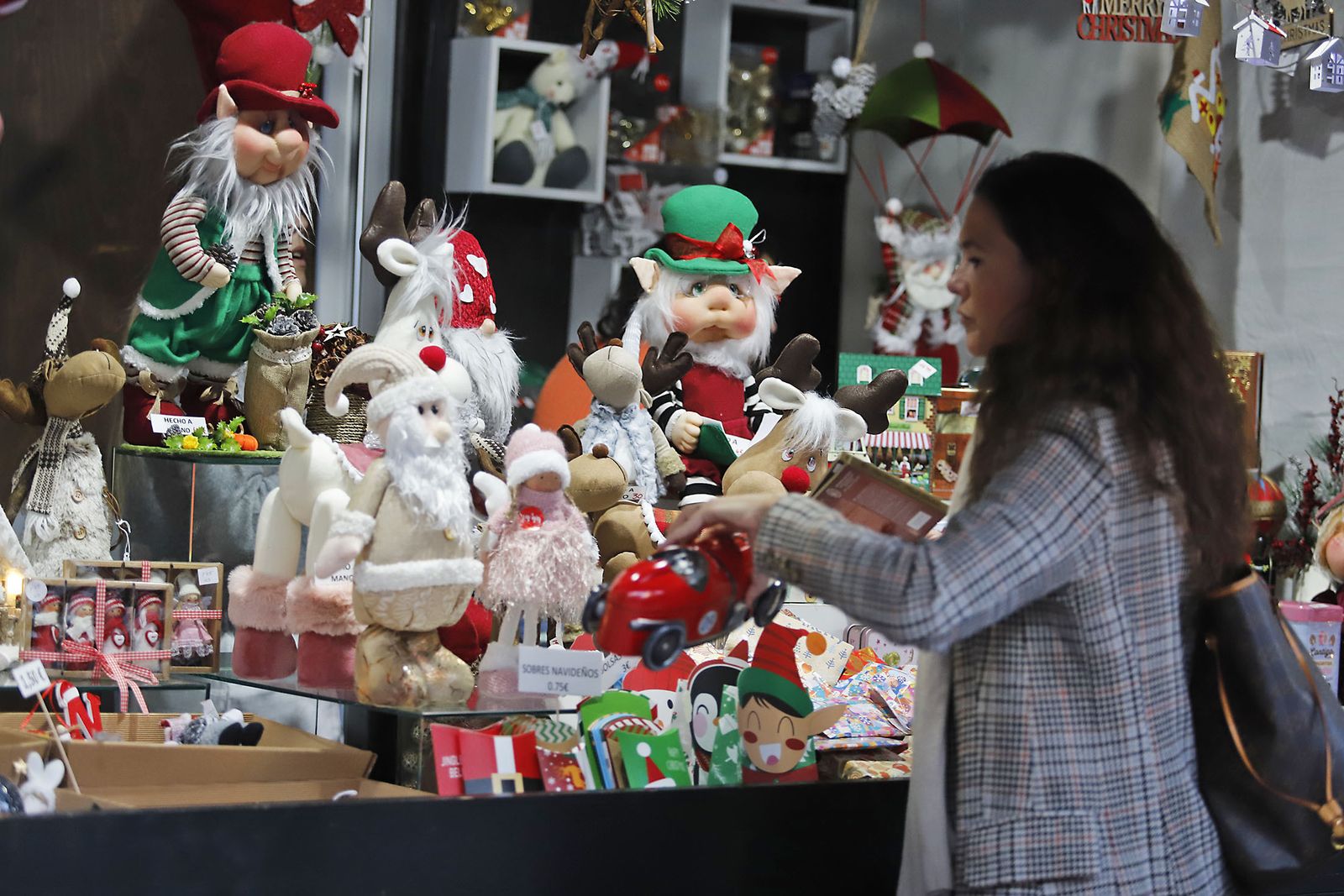Imágenes del mercado navideño de la Plaza de Las Monjas
