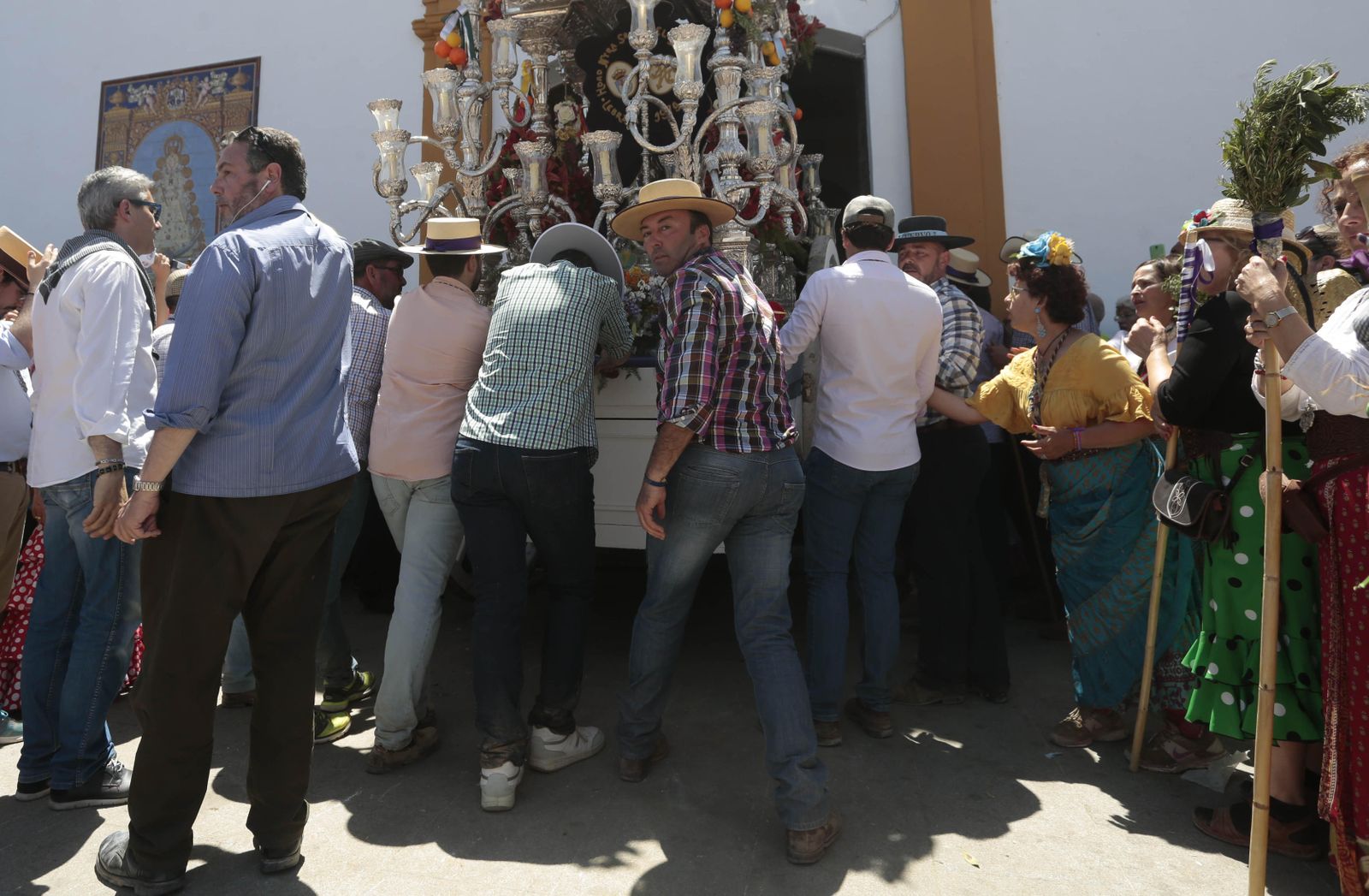 Paso de las hermandades por Villamanrique