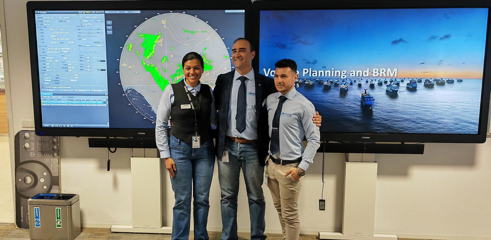 Kimberly Quiroz, operadora náutica; Emiliano Caroletti, instructor principal náutico, y Emanuele Bosco, instructor náutico del CSMART