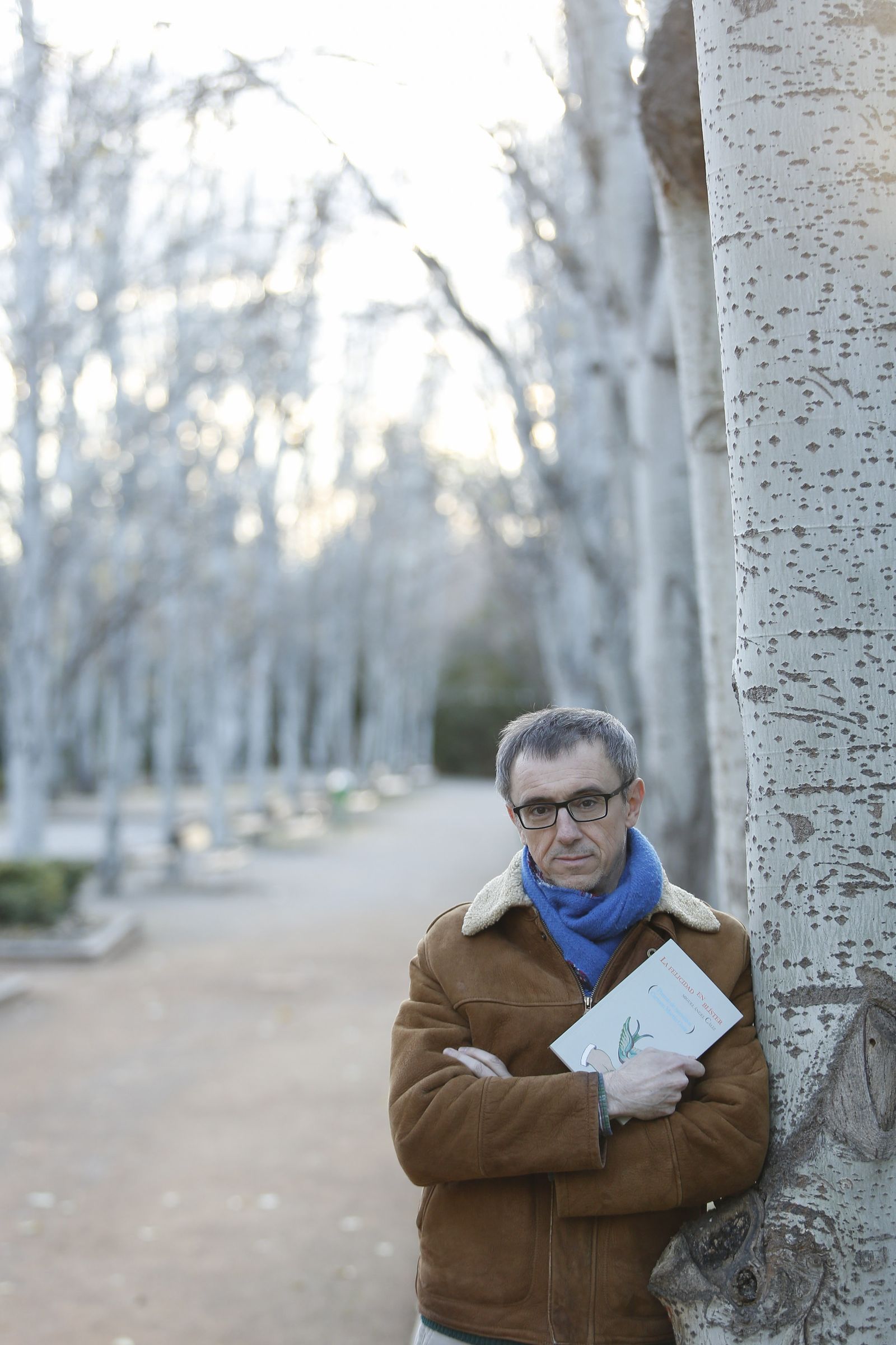 Miguel Ángel Cáliz, con un ejemplar del libro, en el Parque García Lorca.