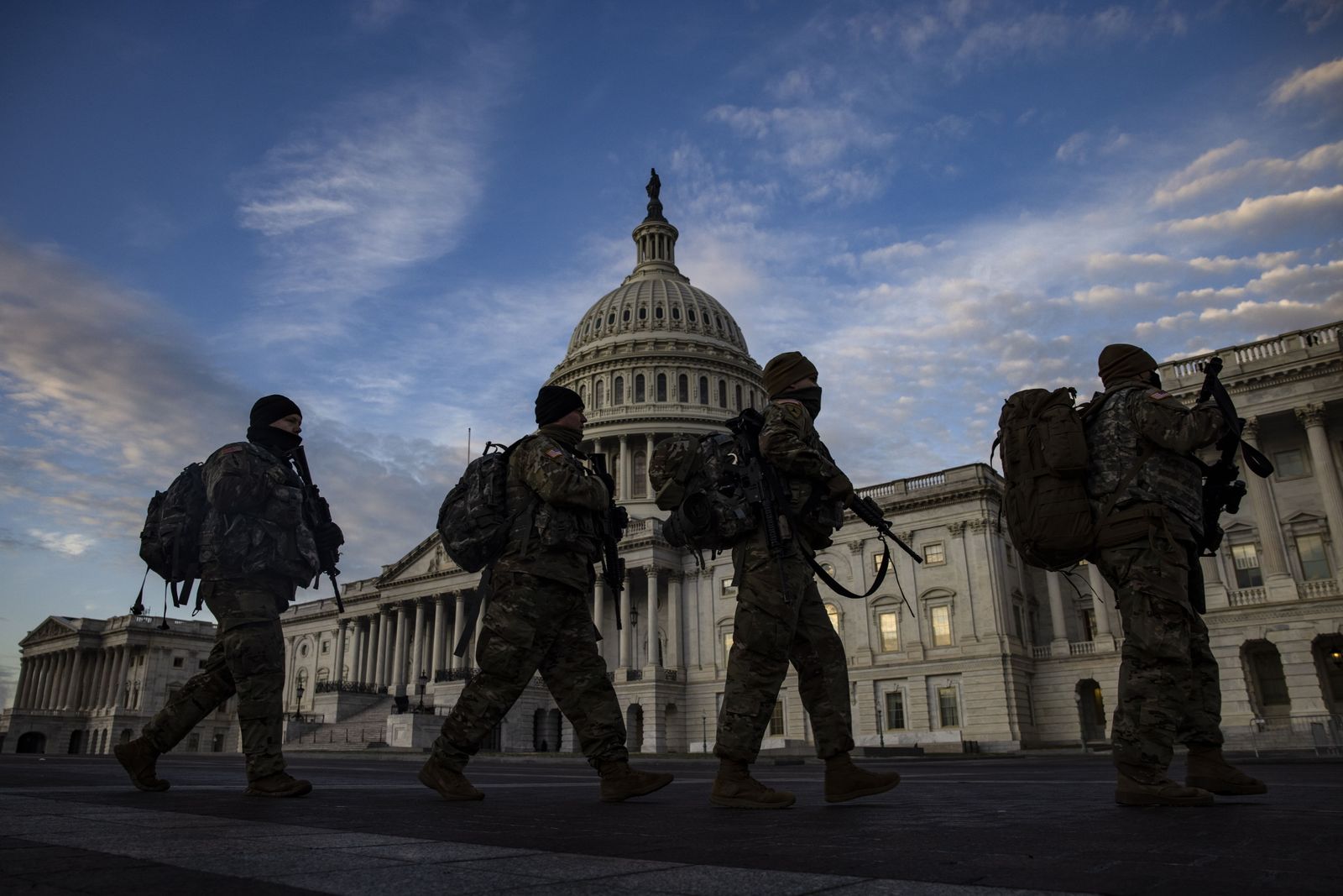Tropas de la Guardia Nacional marchan junto al Capitolio.