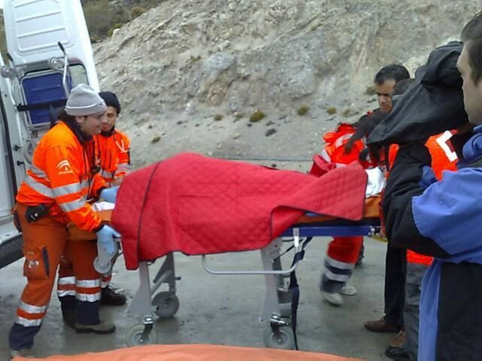 Tres heridos graves entre los 23 afectados por la caída de un telesilla en Sierra Nevada