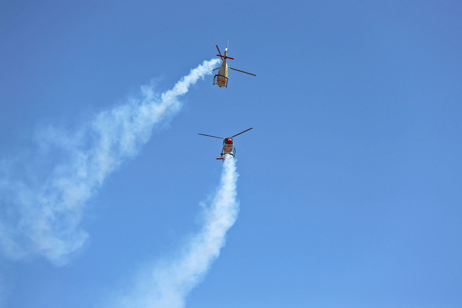 Fotografías de la exhibición aérea de la Patrulla Acrobática de Paracaidismo del Ejército del Aire 'Papea' y de la Patrulla Acrobática de Helicópteros 'ASPA'  en los actos de homenaje al centenario del Plus Ultra presidido por S.M. el Rey Felipe VI