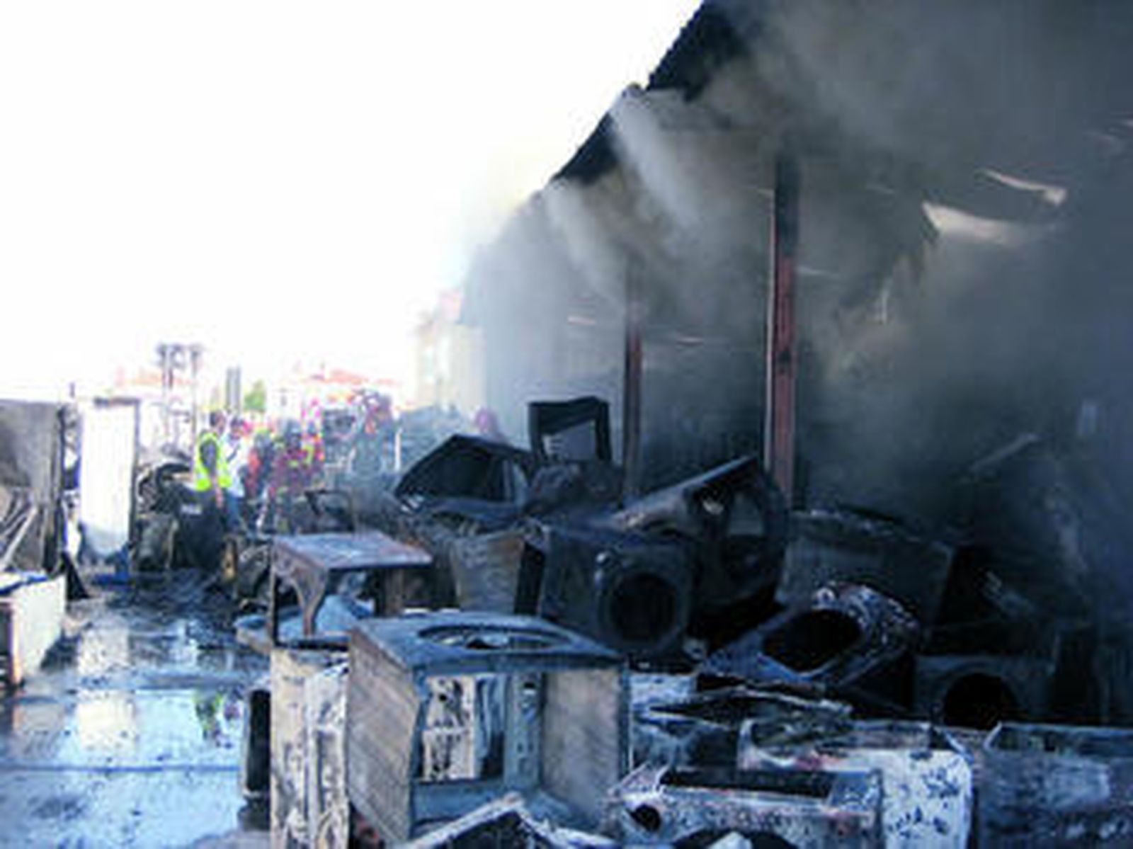 Estado en el que quedó la zona de almacén de la nave tras el fuego registrado ayer.