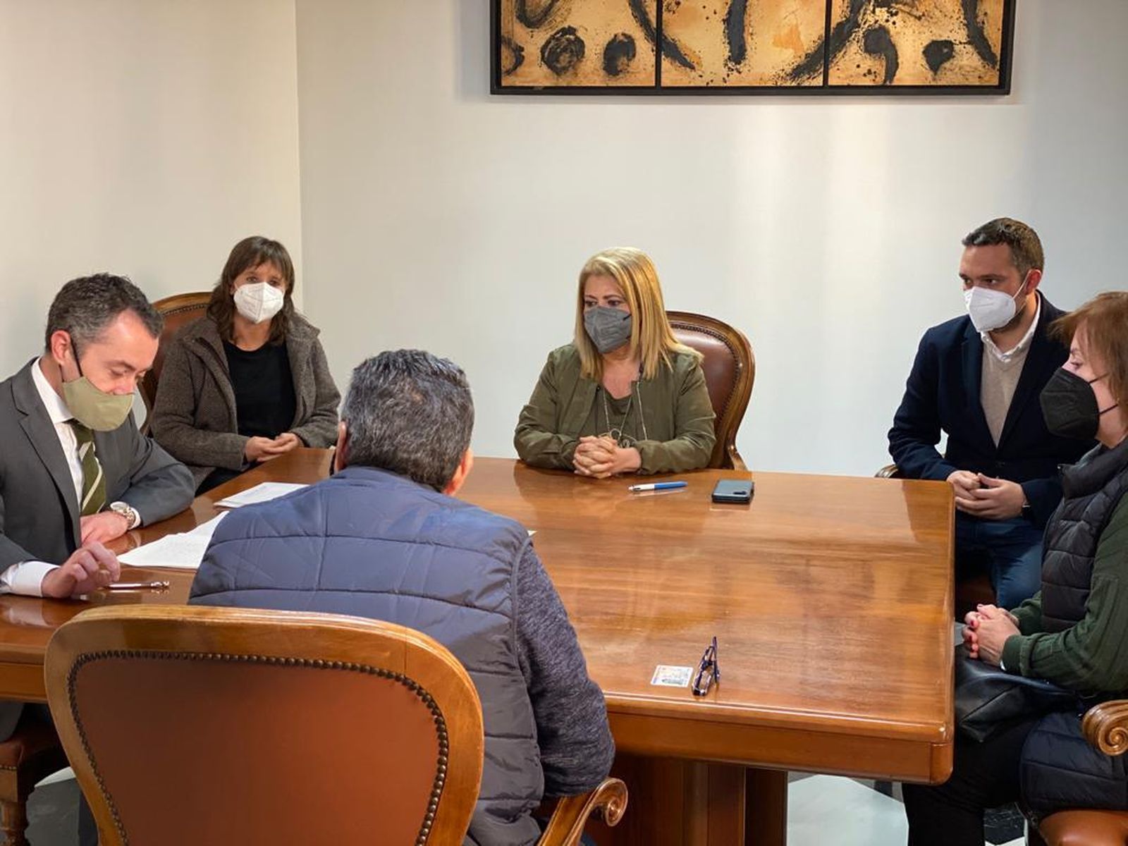 Mamen Sánchez, en la firma de las primeras escrituras de segregación y compraventa de parcelas en Los Albarizones.