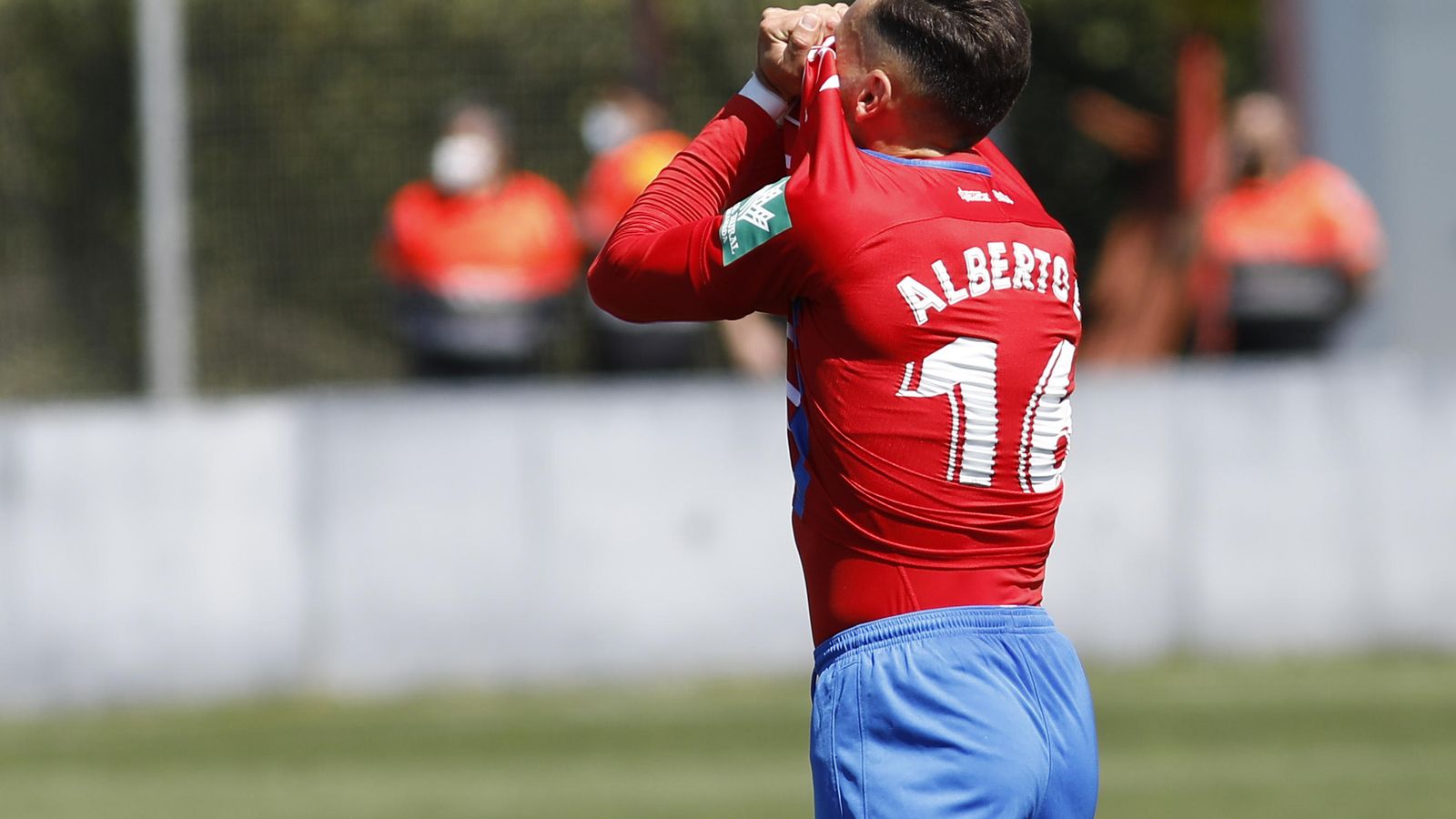 Alberto López se lamenta.