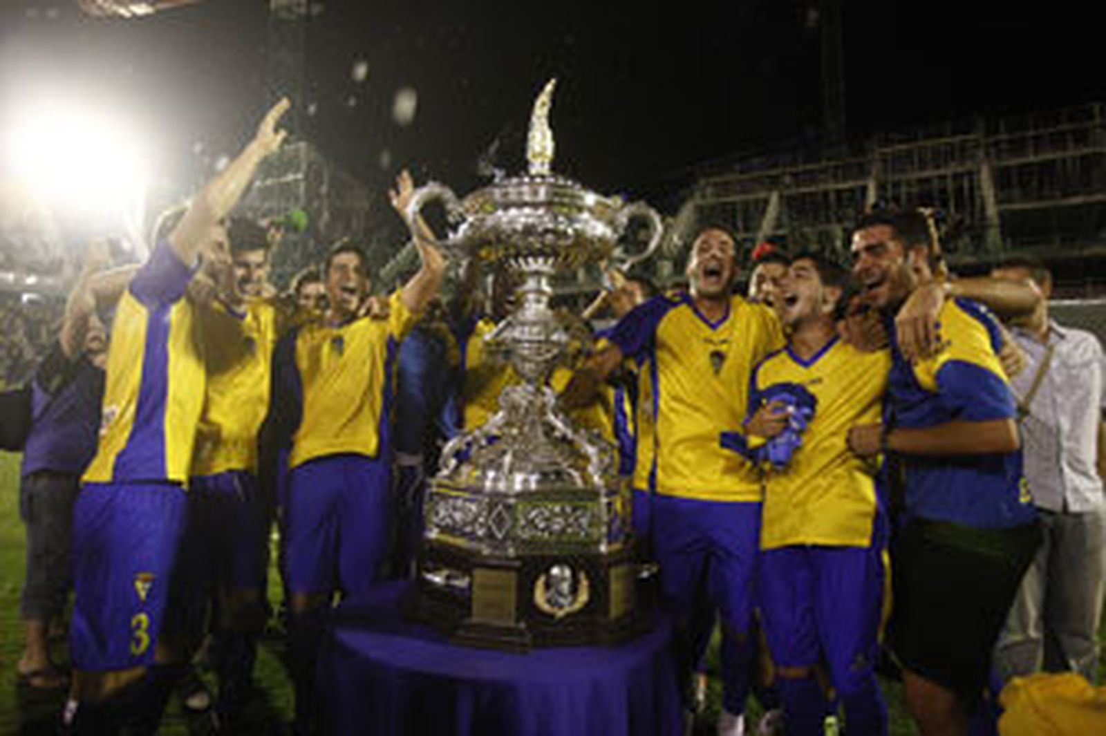 Los jugadores del Cádiz, posando radiantes de felicidad con el Trofeo Carranza tras imponerse en la final al Málaga. /Jesús Marín