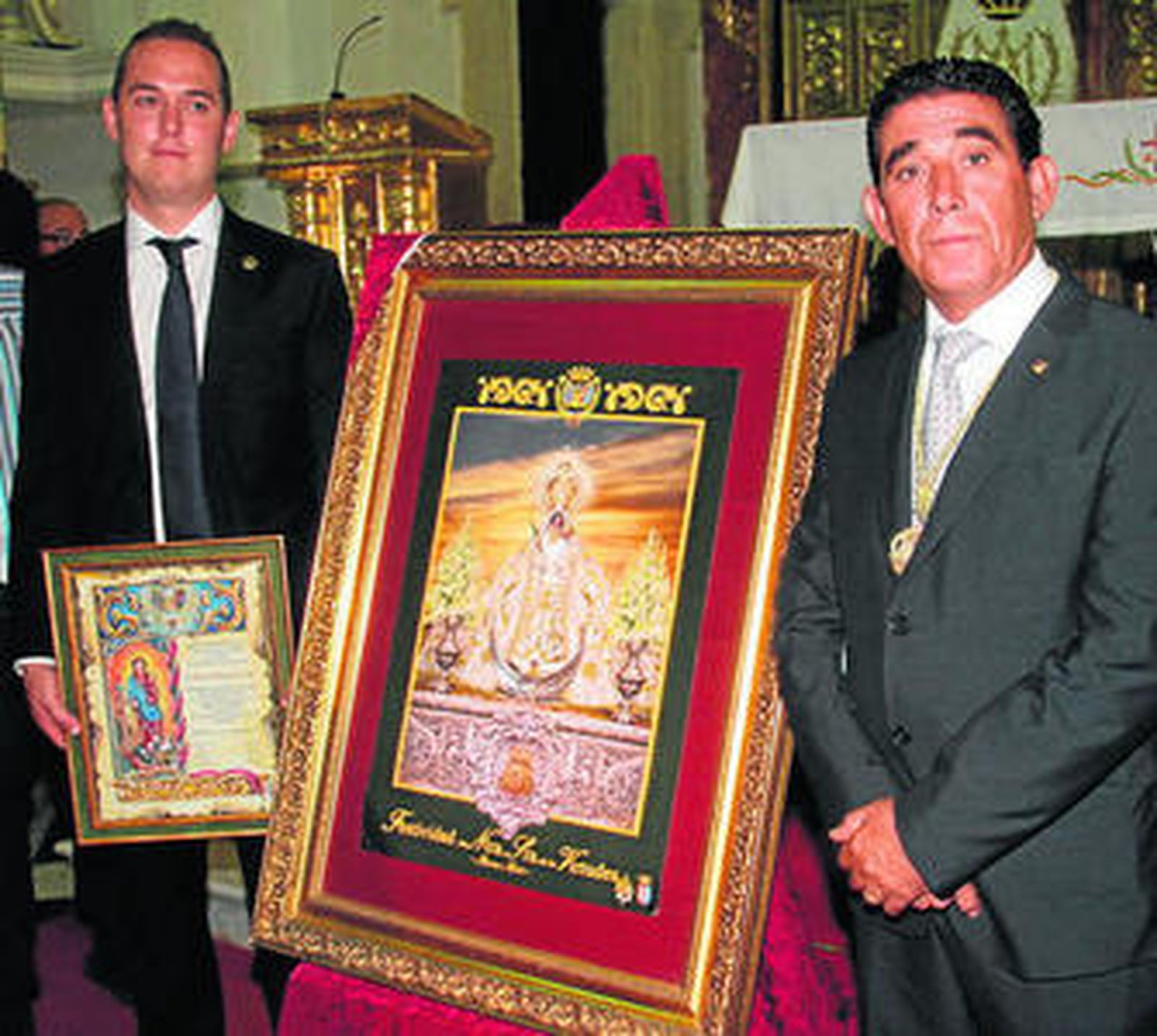 El pregonero y el hermano mayor, ante el cartel anunciador.