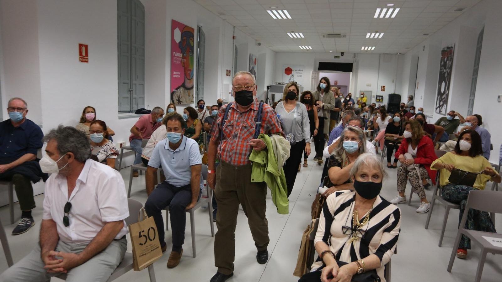 Fernando Savater, a su llegada a la sala donde se celebró su encuentro.