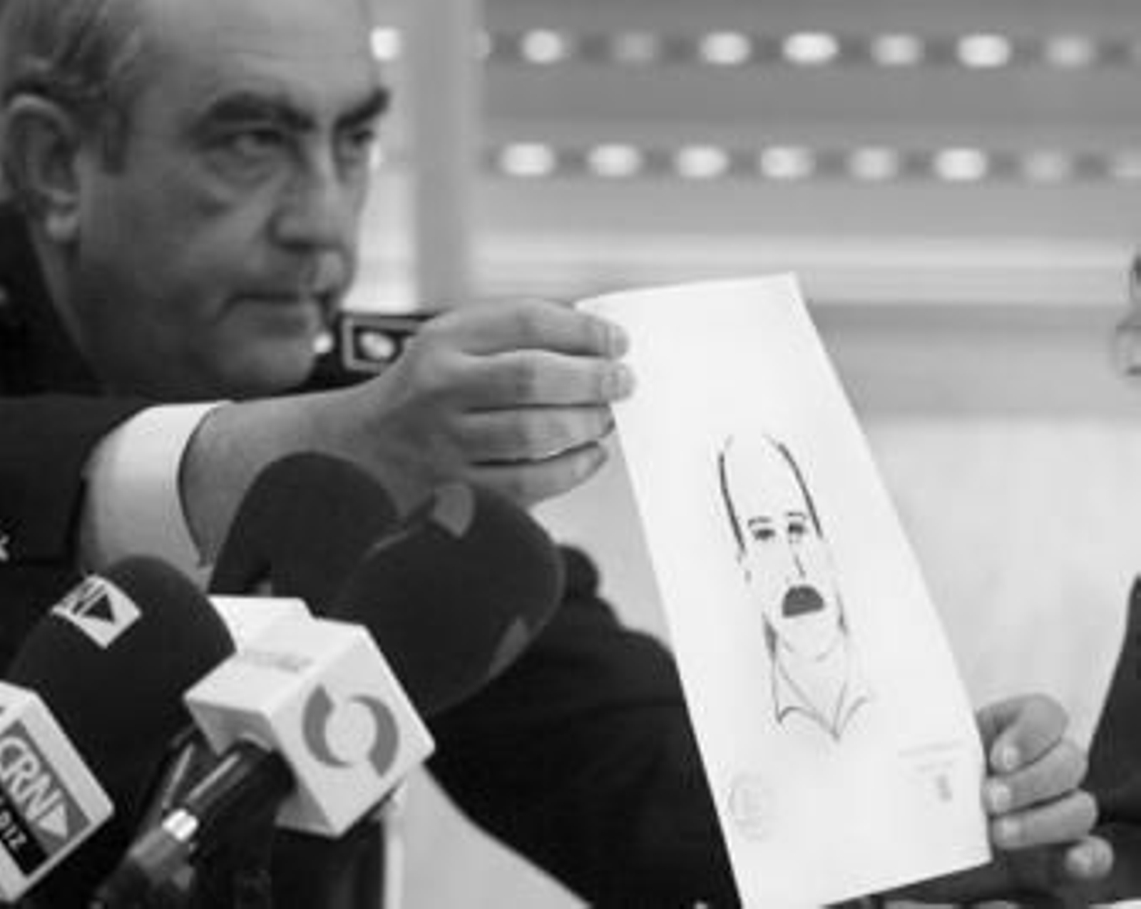 El comisario provincial José María Deira muestra el retrato-robot de uno de los detenidos.
