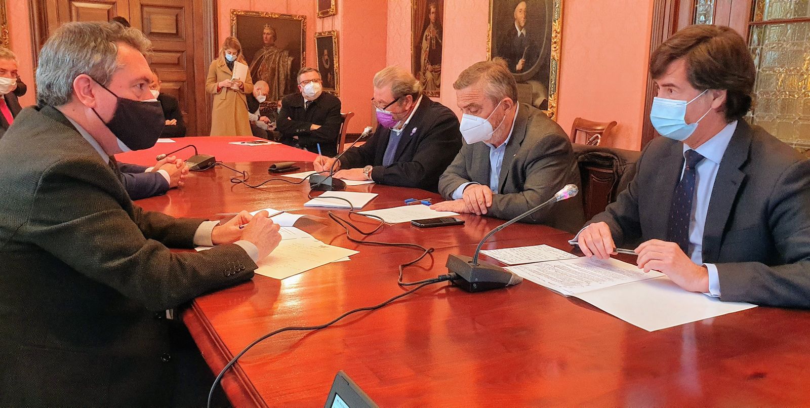 Juan Espadas con Miguel Rus (CES) junto a Alfonso Vidán (CCOO) y  Juan Bautista Ginés (UGT).