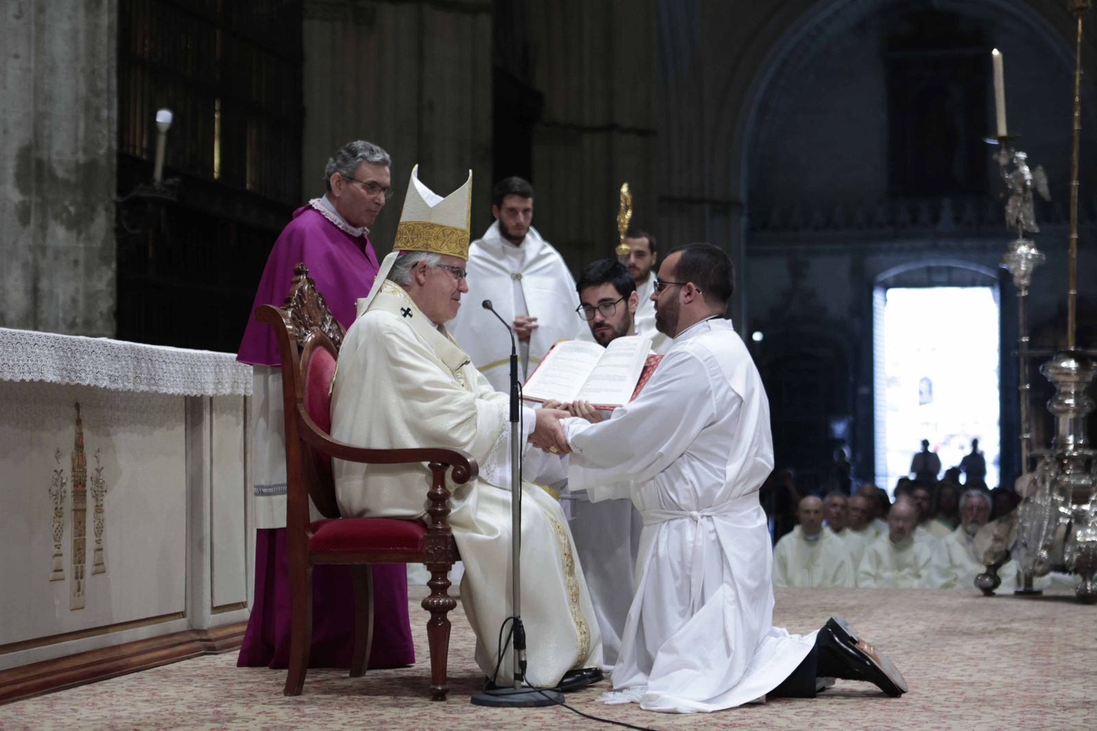 La ceremonia de ordenación conjunta de diáconos y sacerdotes en imágenes