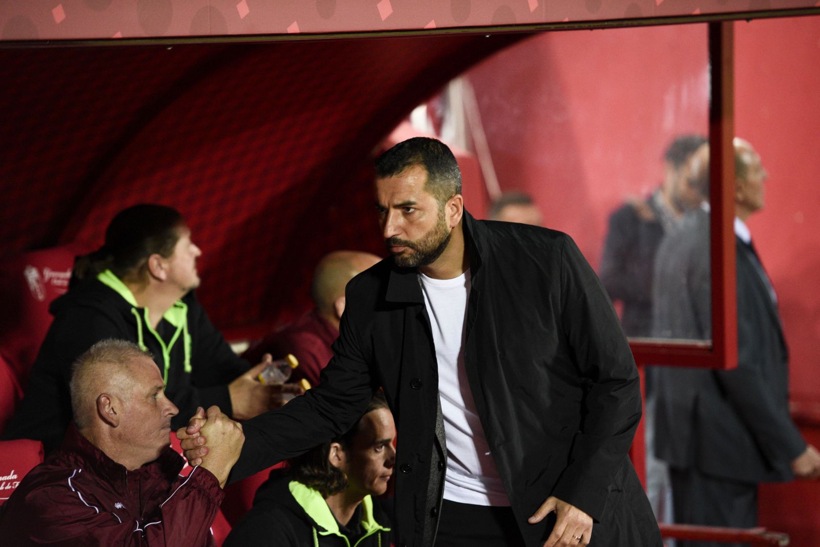 Diego Martínez saluda a su preparador de porteros.