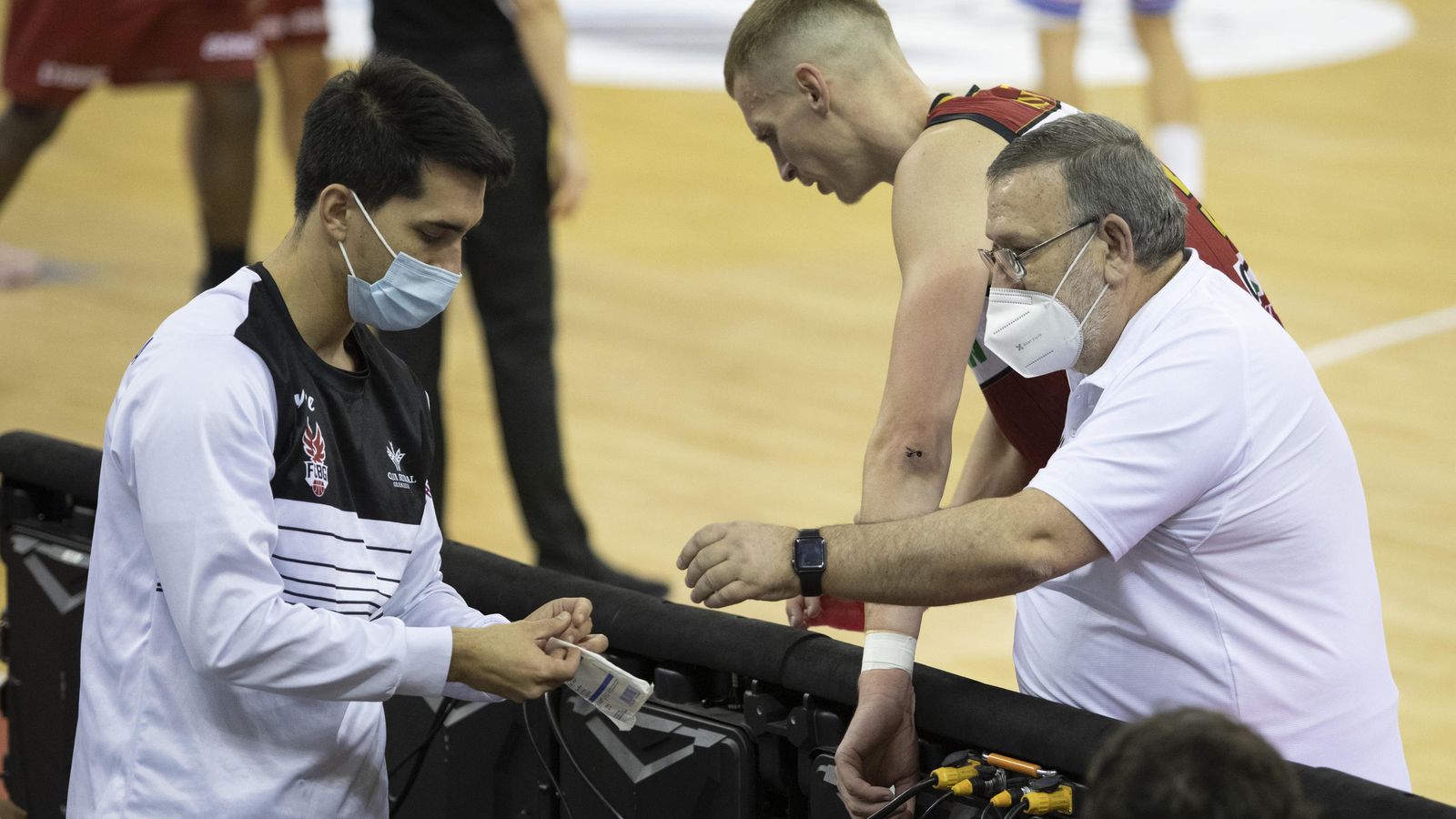 Alex Murphy, atendido por el médico del Covirán.