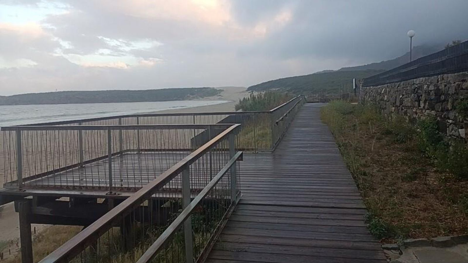 Avanzamos por una pasarela de madera que va paralela a la playa.