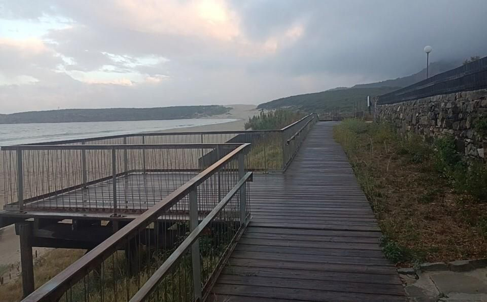 Avanzamos por una pasarela de madera que va paralela a la playa.
