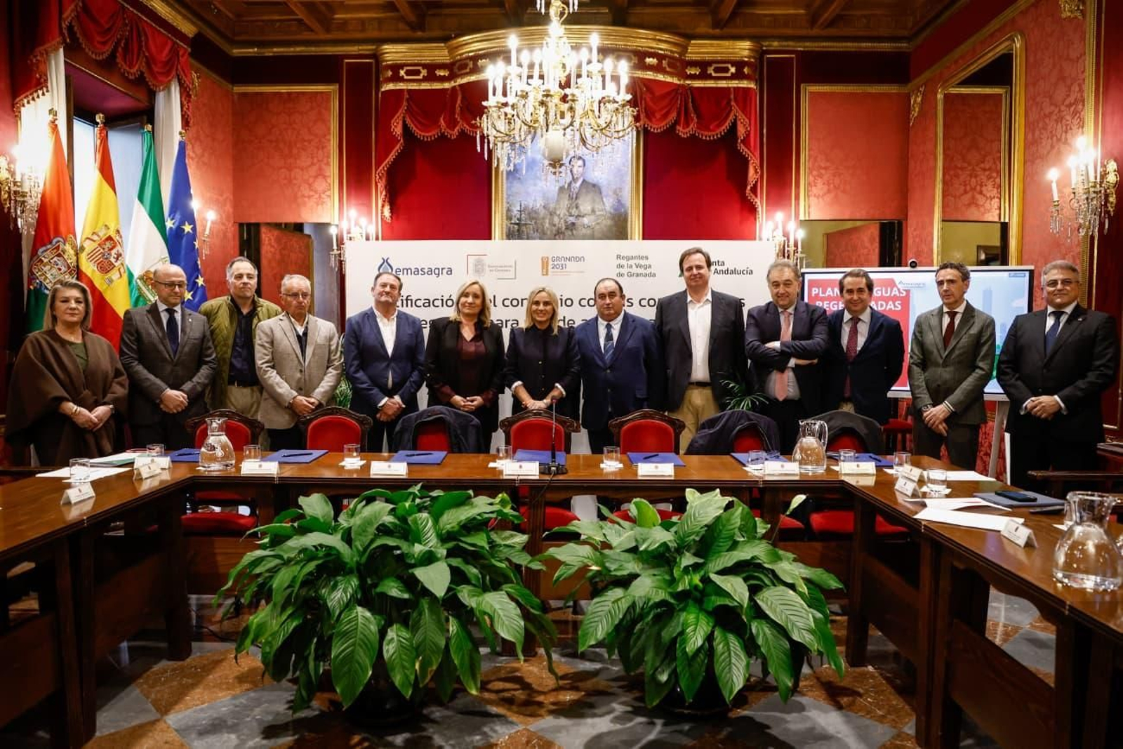 Firma del convenio entre instituciones y comunidades de regantes.