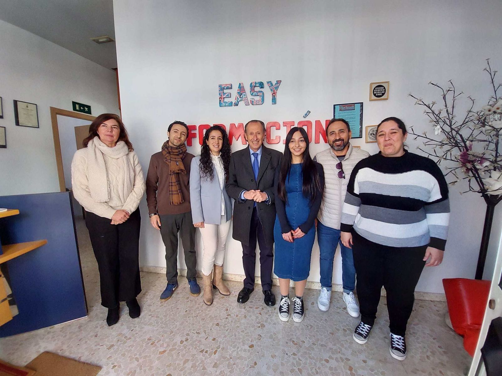 El alcalde visita la academia donde se ha formado la joven Manuela Aragón.