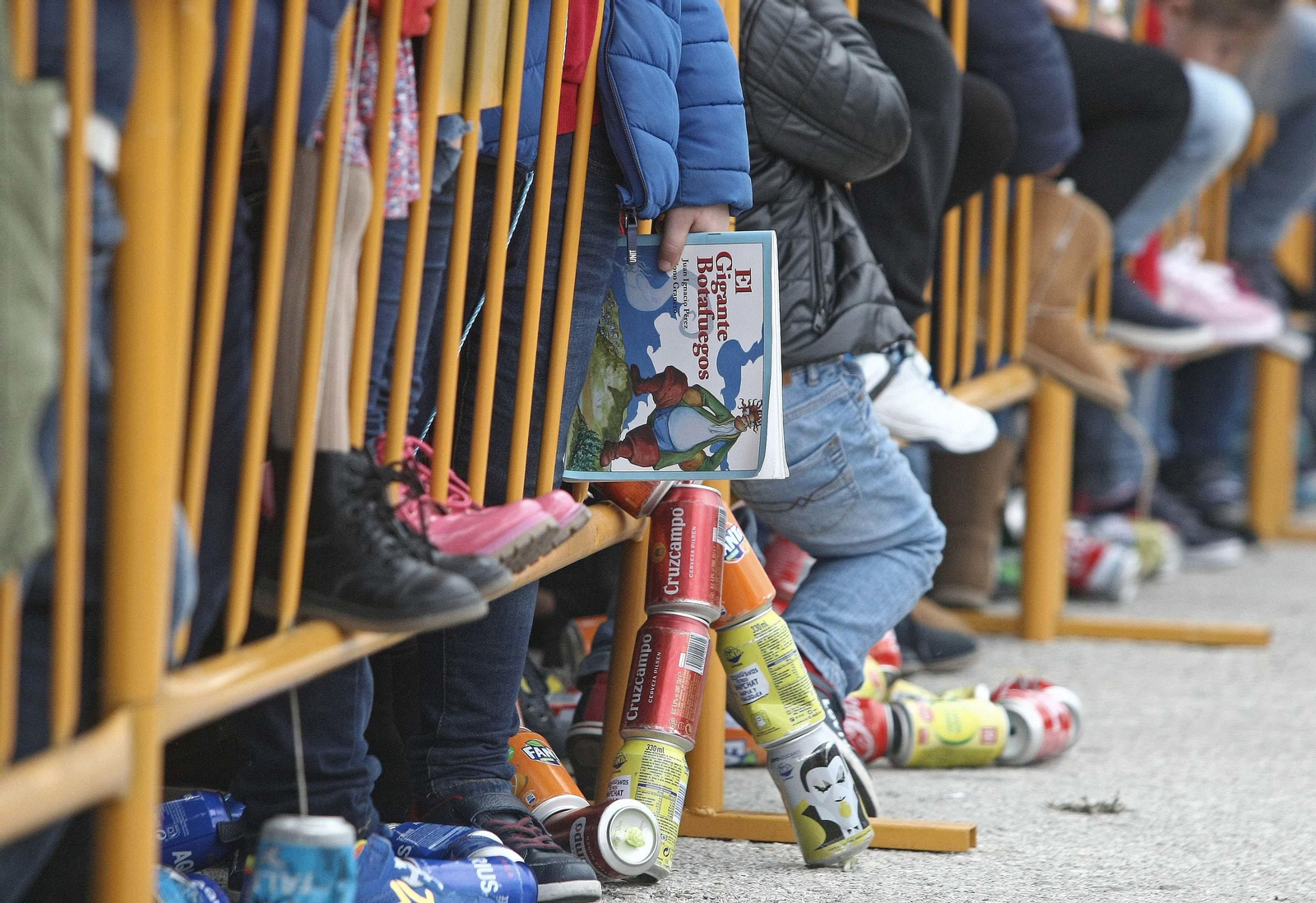 El tradicional arrastre de latas en Algeciras