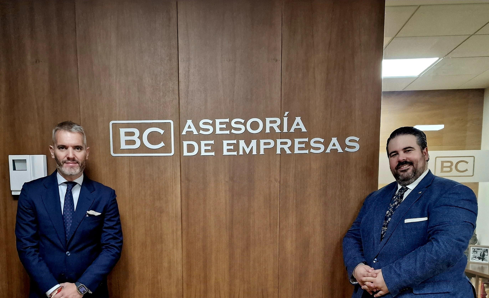 Los letrados Enrique de la Cerda Cisneros, del Bufete Cisneros, y Gonzalo Juan Fernández-Sambruno Claver, del despacho Claver & Egler Abogados y Mediadores, en el momento de la firma del acuerdo.