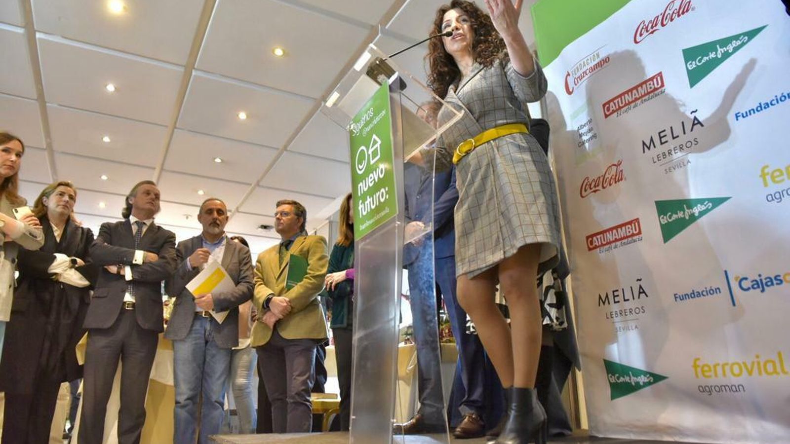 El Rastrillo de Nuevo Futuro ha sido inaugurado por la consejera de Igualdad, Políticas Sociales y Conciliación, Rocío Ruiz; la teniente-alcalde del Ayuntamiento de Sevilla, Sonia Gaya; la presidenta de Nuevo Futuro Sevilla, Mónica Gutiérrez; la presidenta nacional de Nuevo Futuro, Josefina Sánchez- Errázuriz; y el autor del cartel del Rastrillo, Beltrán Román.