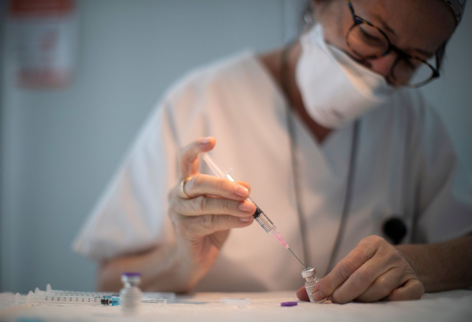 Una enfermera prepara un vial durante la actual campaña de vacunación para profesionales de su hospital.
