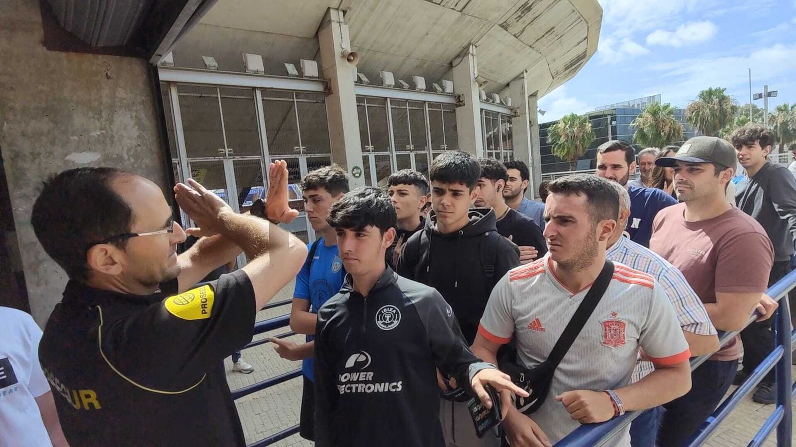 Aficionados del Recre en las taquillas del Nuevo Colombino.