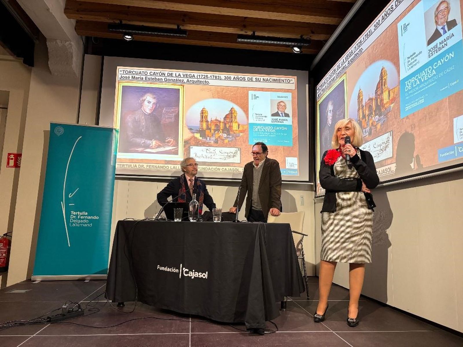 José María Esteban, Carlos Martín Peñasco y Susi Cigüela, en la Fundación Cajasol, durante la conferencia organizada por la Tertulia Fernando Delgado. Lallemand.