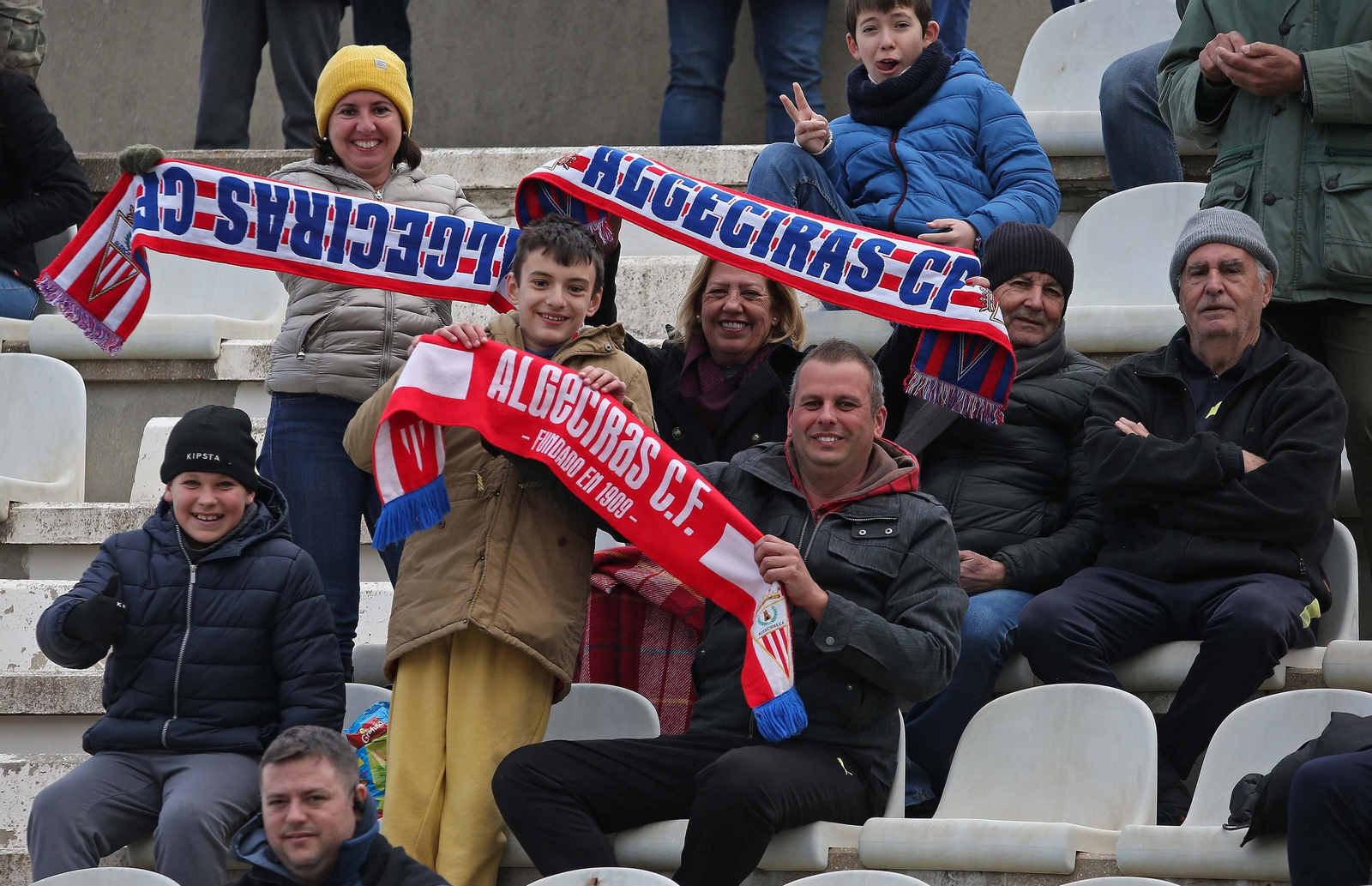 Fotos de la afición durante el Algeciras - Badajoz en el Nuevo Mirador