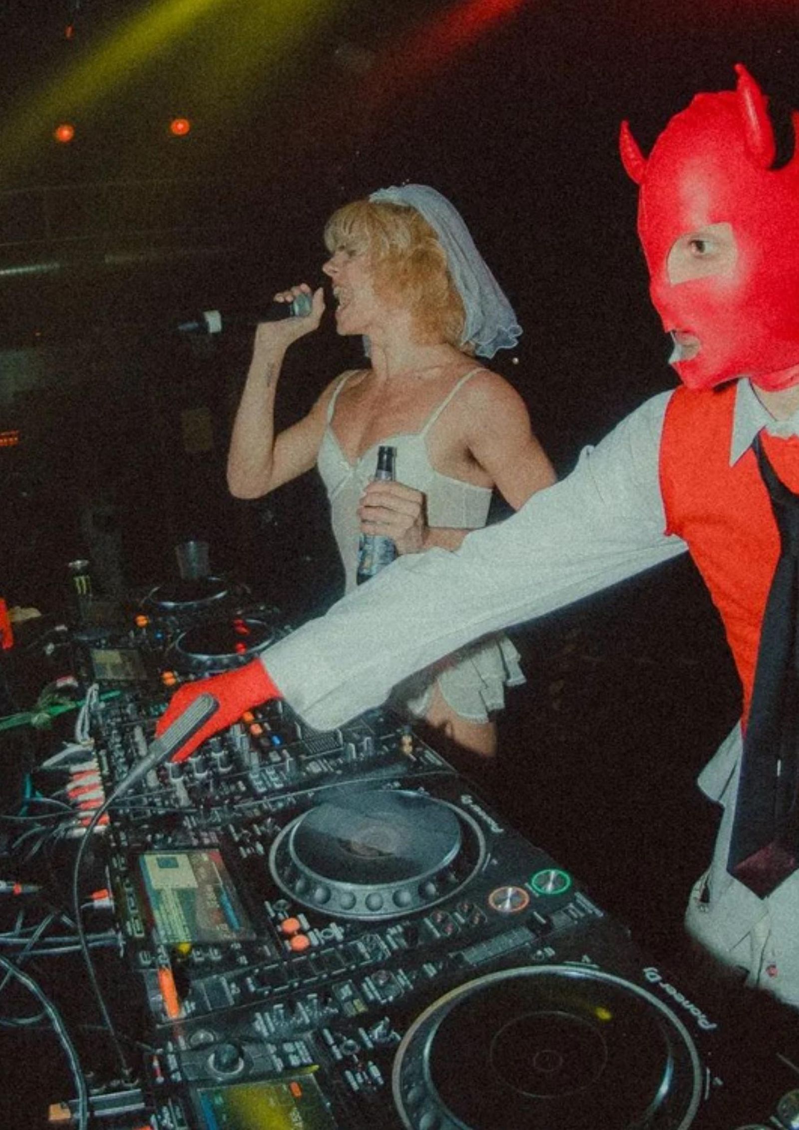 Samantha Hudson y Gitano del futuro en la última fiesta celebrada en Industrial Copera por parte de Vulturi