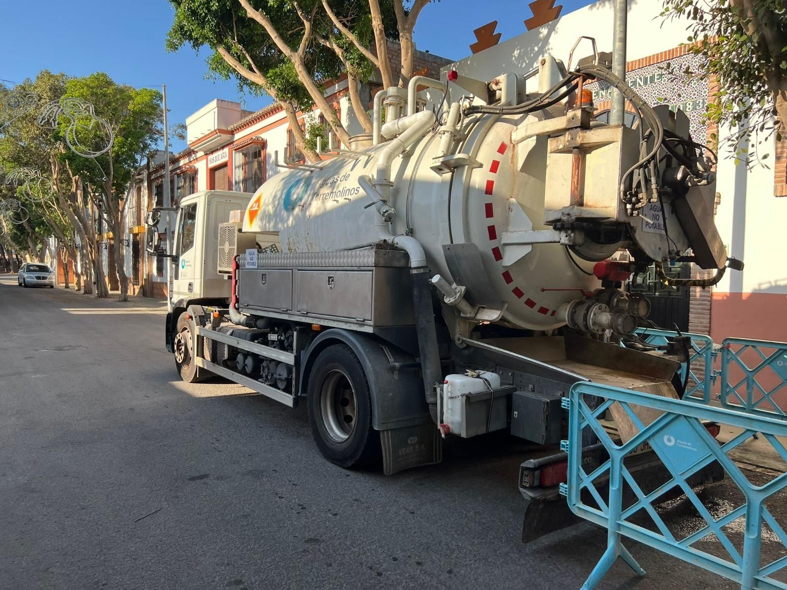 Un camión realizando trabajos de limpieza de las redes. Un camión realizando trabajos de limpieza de las redes.