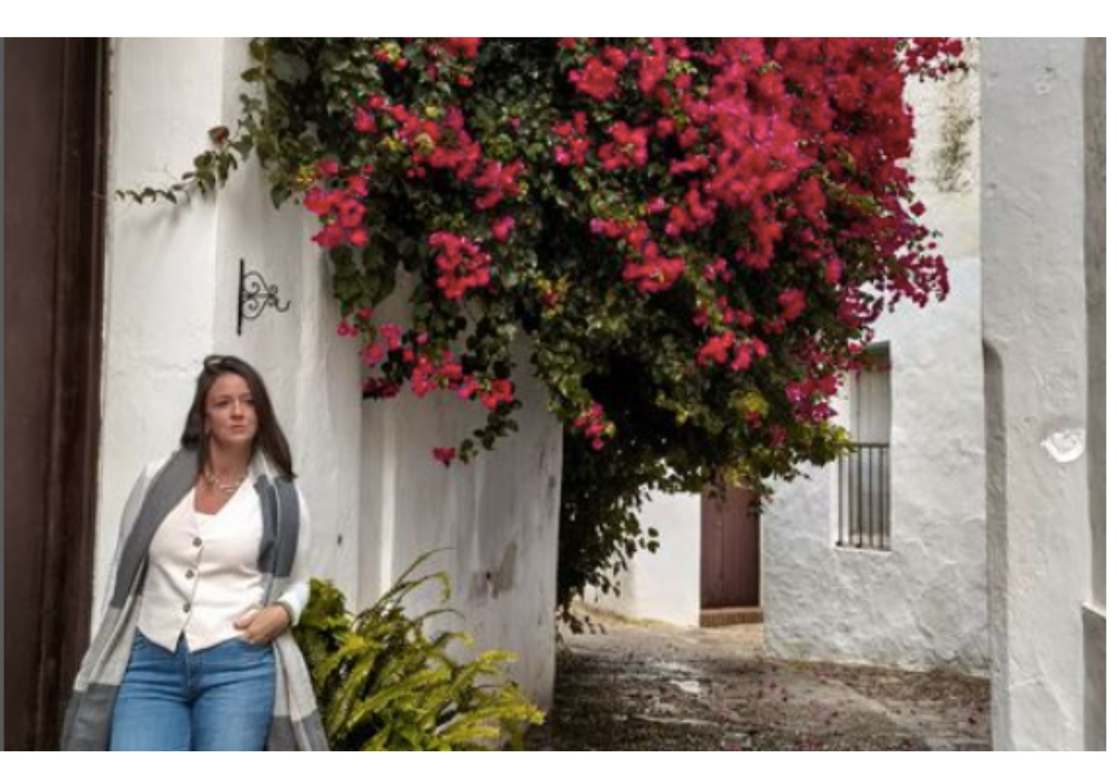 La influencer tras el perfil "Estreilusiones" posa en una calle de Castellar