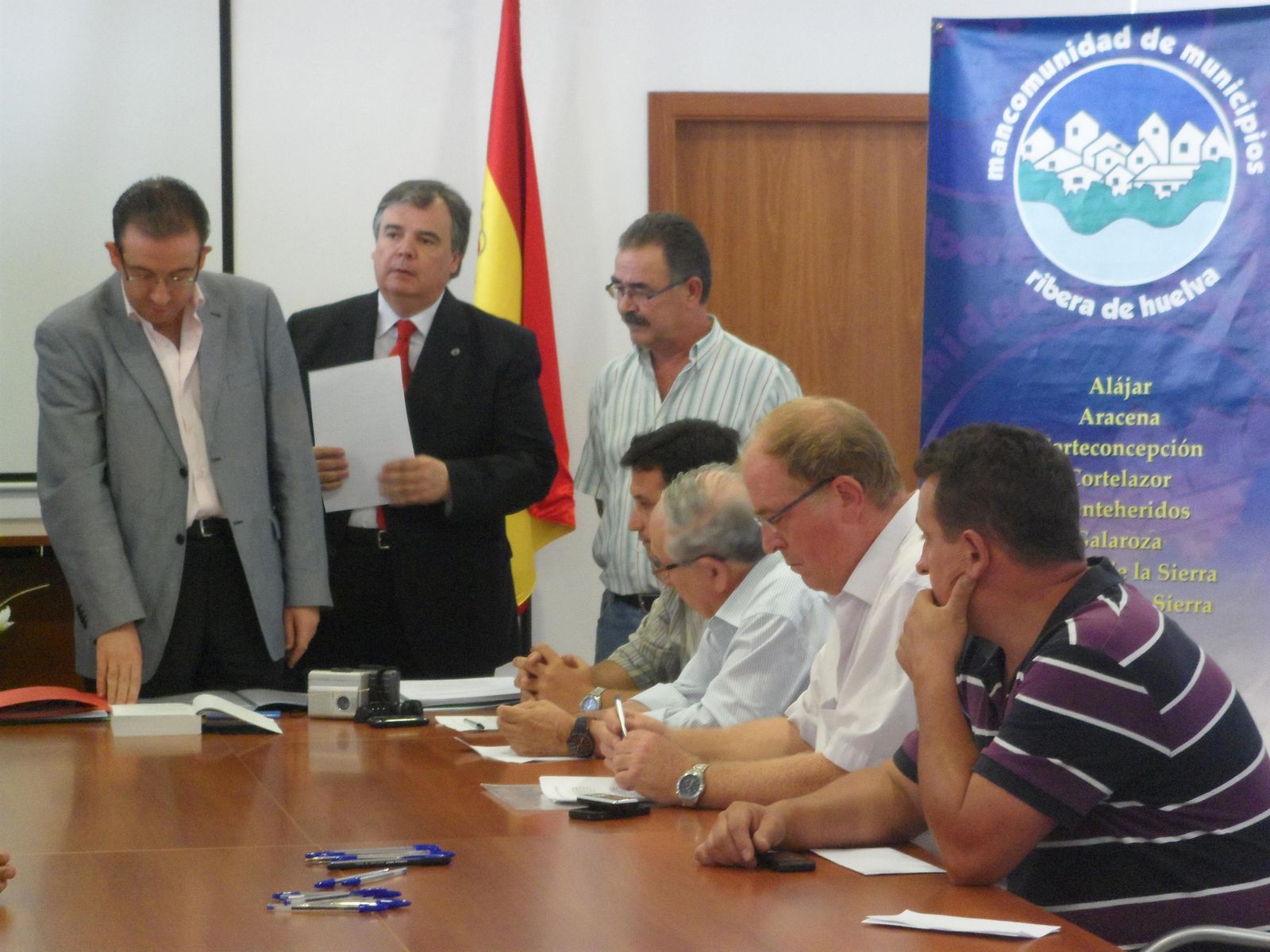 Reunión de la mancomunidad, con el alcalde de Aracena a la cabeza.