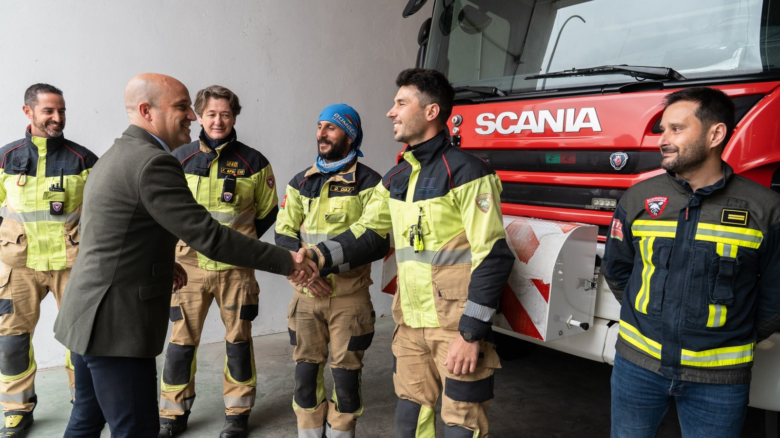 El presidente de Diputación saluda a los bomberos.