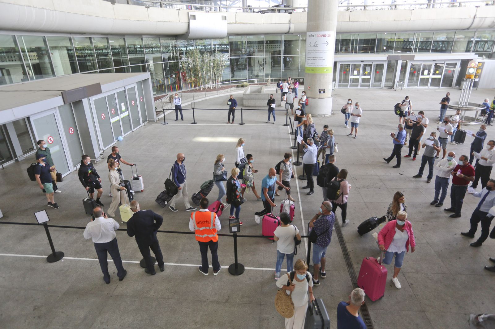 La llegada de los turistas al aeropuerto de Málaga, en fotos