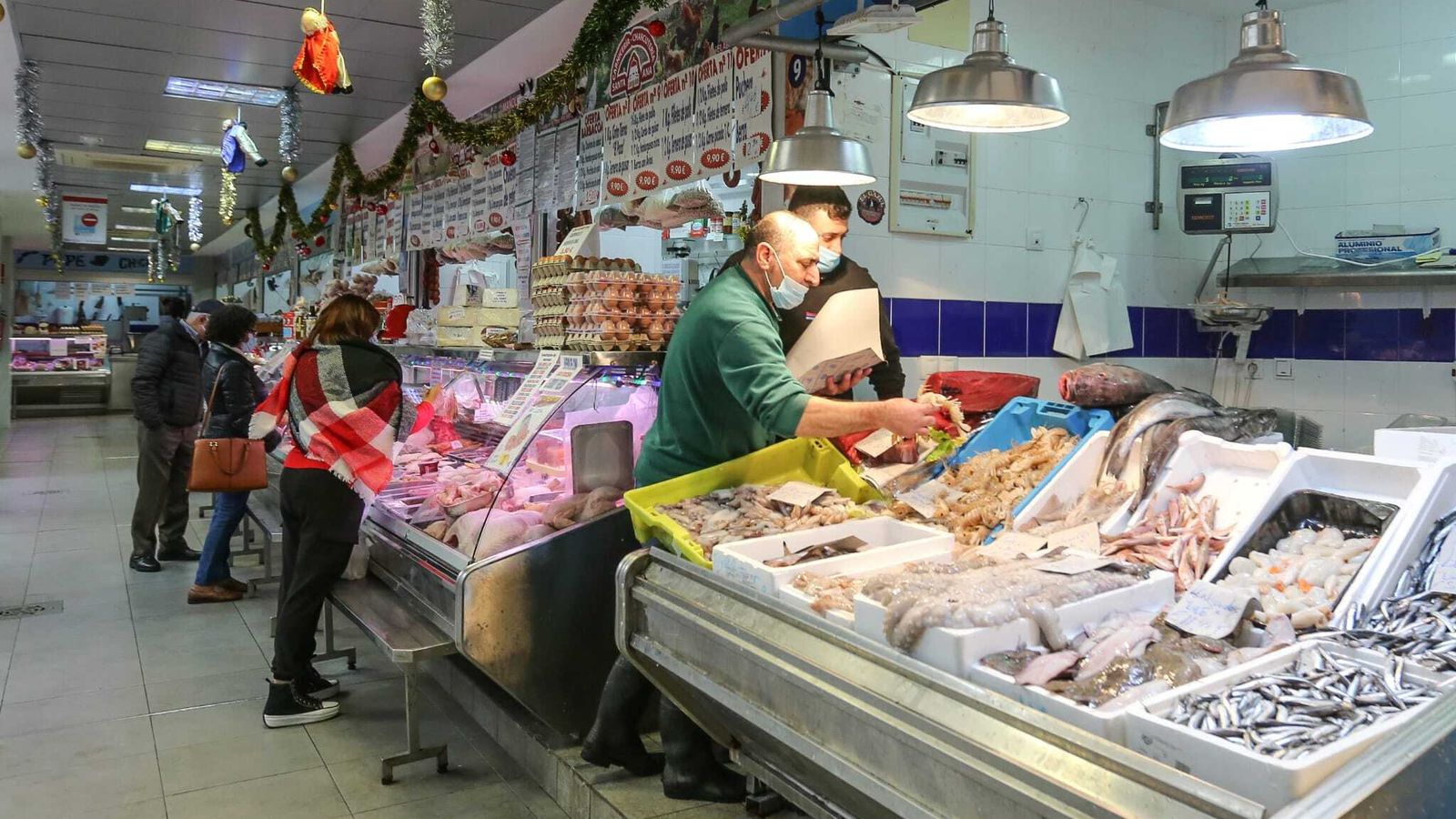 Una pescadería junto a una carnicería, del Mercado de San Antonio.