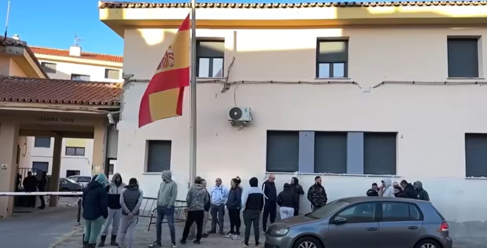 Participantes en la batida a las puertas del cuartel de la Guardia Civil.