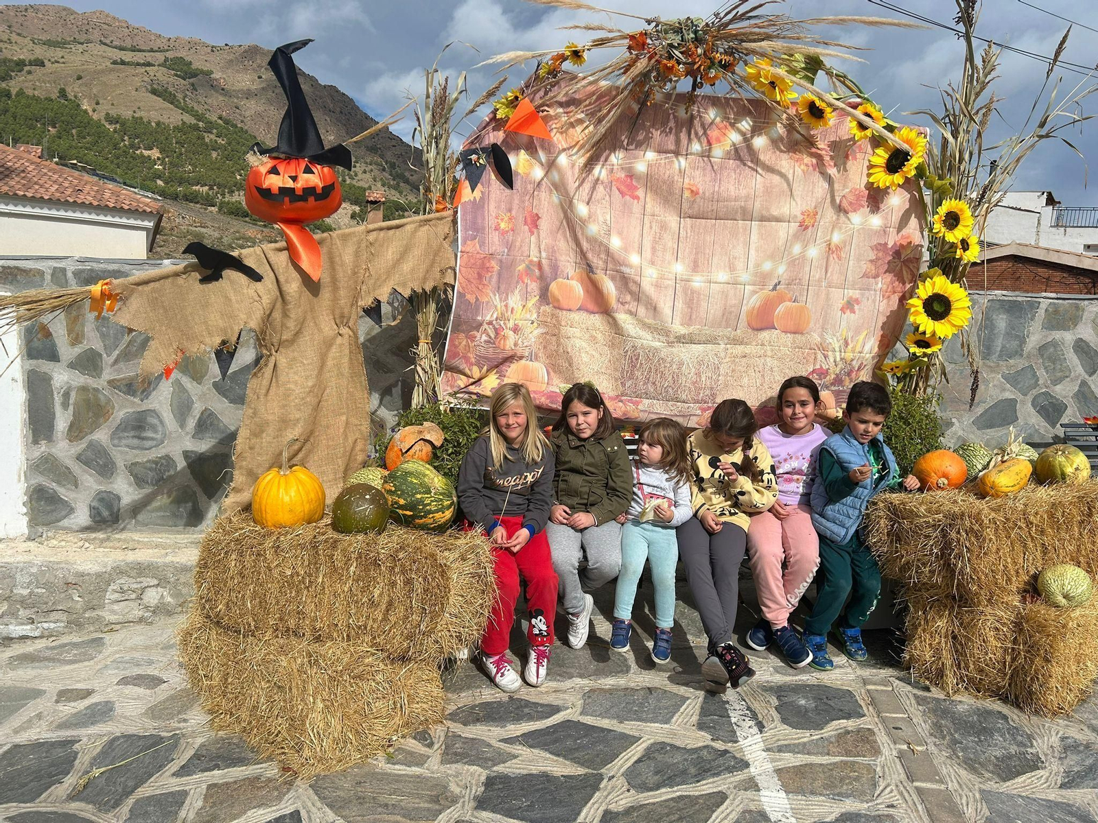 Bacares viste sus calles de otoño como reclamo turístico
