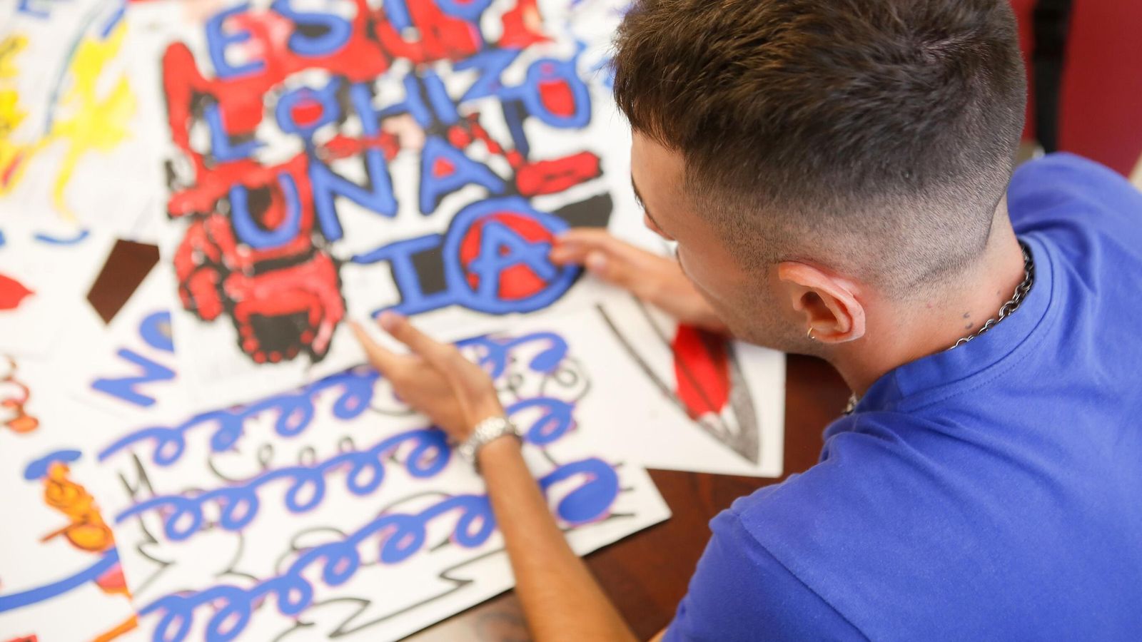 Daniel Domínguez, con algunos de sus trabajos, durante la entrevista en la redacción de Europa Sur